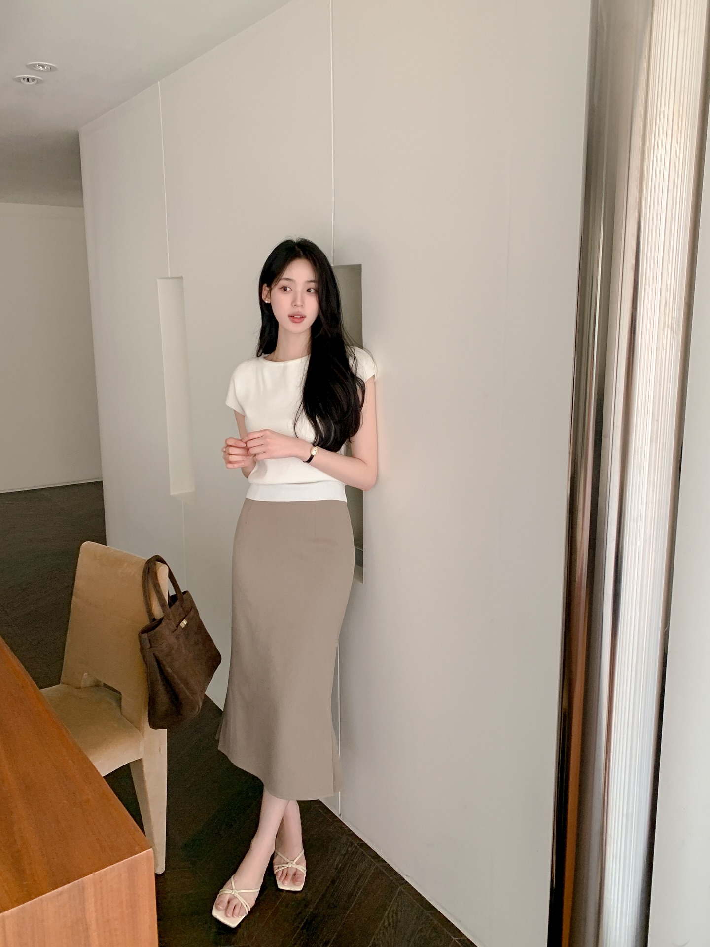 Chân váy sáng màu kết hợp 5 mẫu áo thời thượng không thể bỏ qua - Ảnh 4. Chân váy sáng màu kết hợp 5 mẫu áo thời thượng không thể bỏ qua - Ảnh 4.