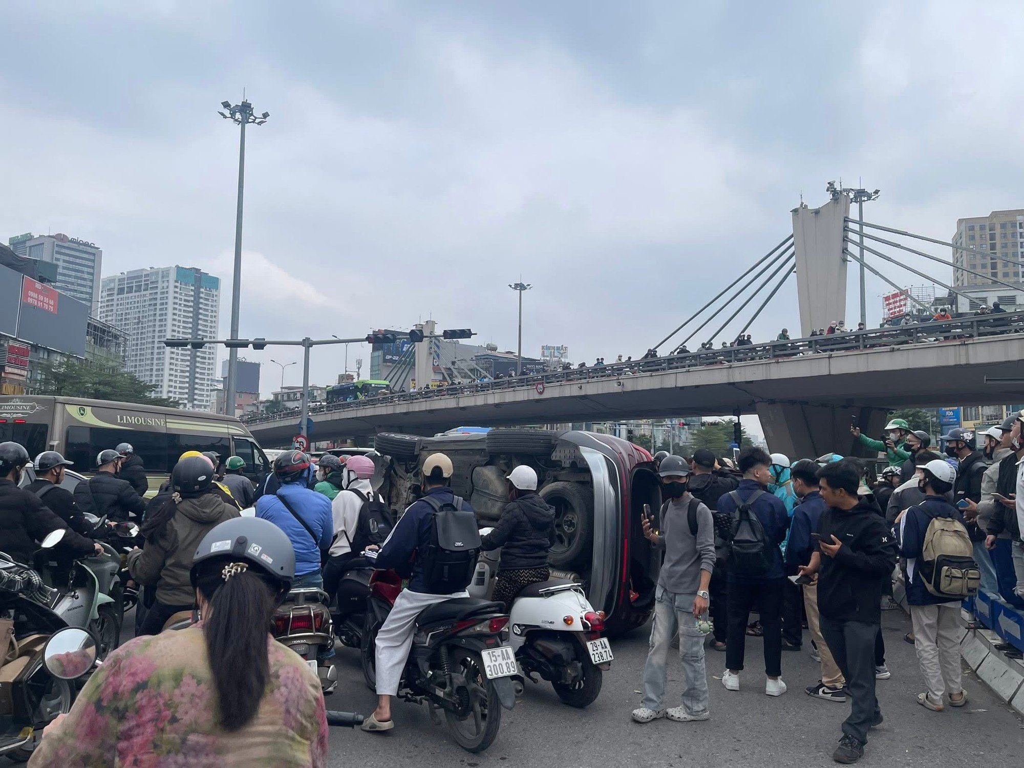 Nguyên nhân ô tô Santa Fe lật tại Ngã Tư Sở gây ùn tắc giao thông nghiêm trọng - Ảnh 3. Nguyên nhân ô tô Santa Fe lật tại Ngã Tư Sở gây ùn tắc giao thông nghiêm trọng - Ảnh 3.