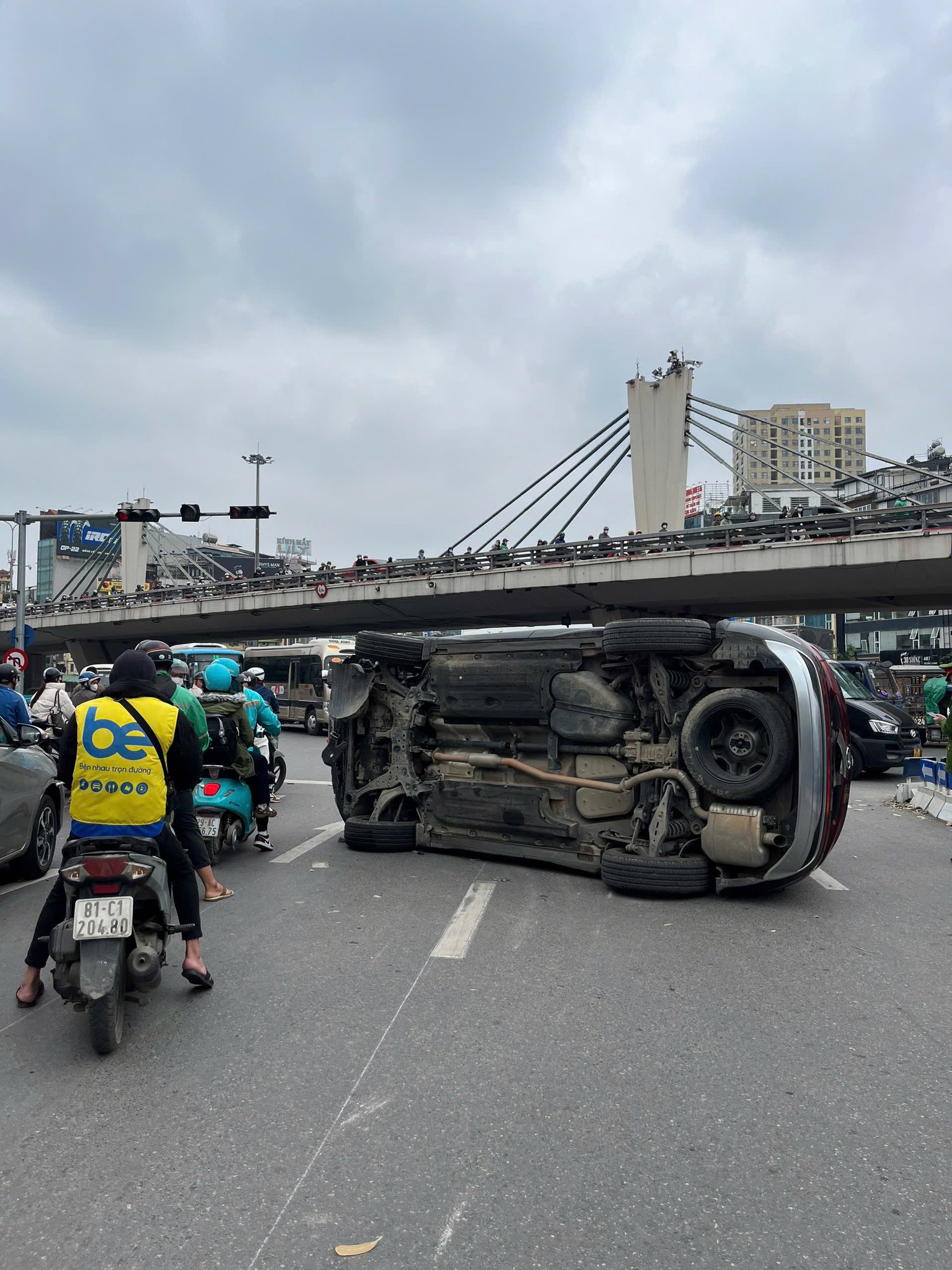 Nguyên nhân ô tô Santa Fe lật tại Ngã Tư Sở gây ùn tắc giao thông nghiêm trọng - Ảnh 2. Nguyên nhân ô tô Santa Fe lật tại Ngã Tư Sở gây ùn tắc giao thông nghiêm trọng - Ảnh 2.