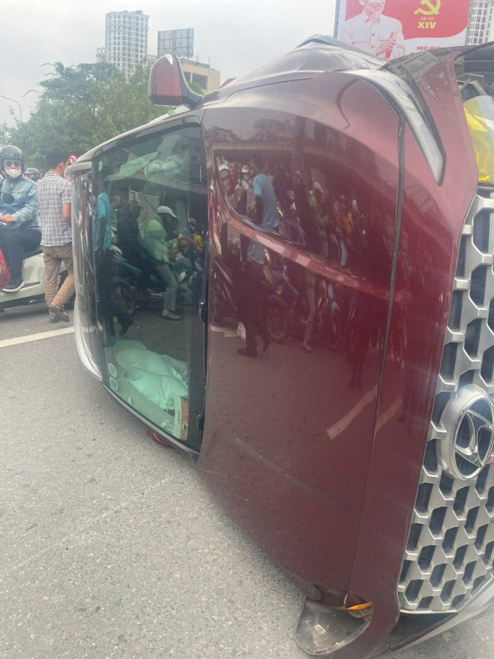 Nguyên nhân ô tô Santa Fe lật tại Ngã Tư Sở gây ùn tắc giao thông nghiêm trọng - Ảnh 1. Nguyên nhân ô tô Santa Fe lật tại Ngã Tư Sở gây ùn tắc giao thông nghiêm trọng - Ảnh 1.