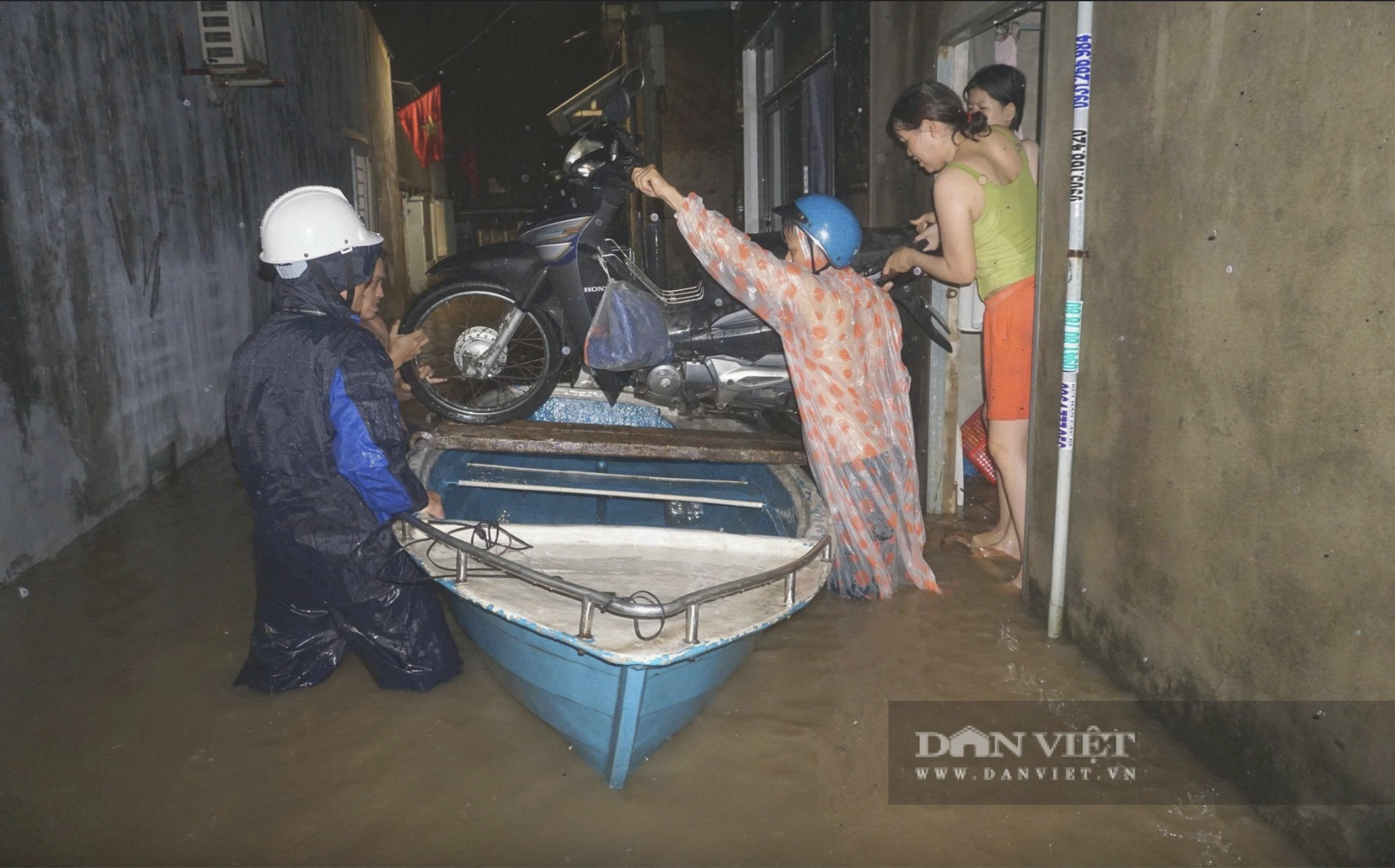 Bức tranh thi&ecirc;n tai khốc liệt năm 2025 qua những con số kỷ lục chưa từng ghi nhận: 419 người chết, cuốn tr&ocirc;i hơn 97.000 tỷ đồng- Ảnh 1.