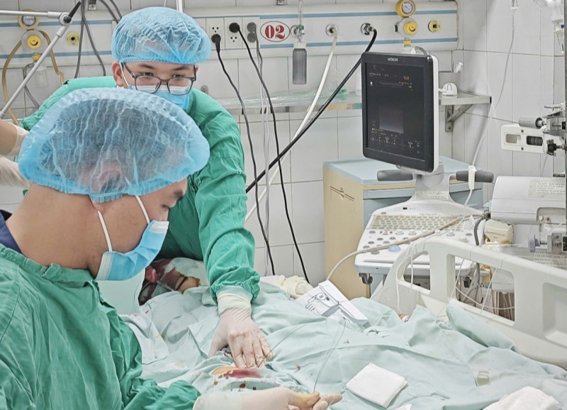 Nữ sinh 15 tuổi sốc phản vệ sau khi ăn hải sản - Ảnh 2.