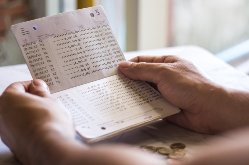 Kh&ocirc;ng phải t&agrave;i khoản n&agrave;o cũng an to&agrave;n: 4 loại sổ tiết kiệm người lớn tuổi n&ecirc;n tr&aacute;nh để kh&ocirc;ng mất tiền oan - Ảnh 2.