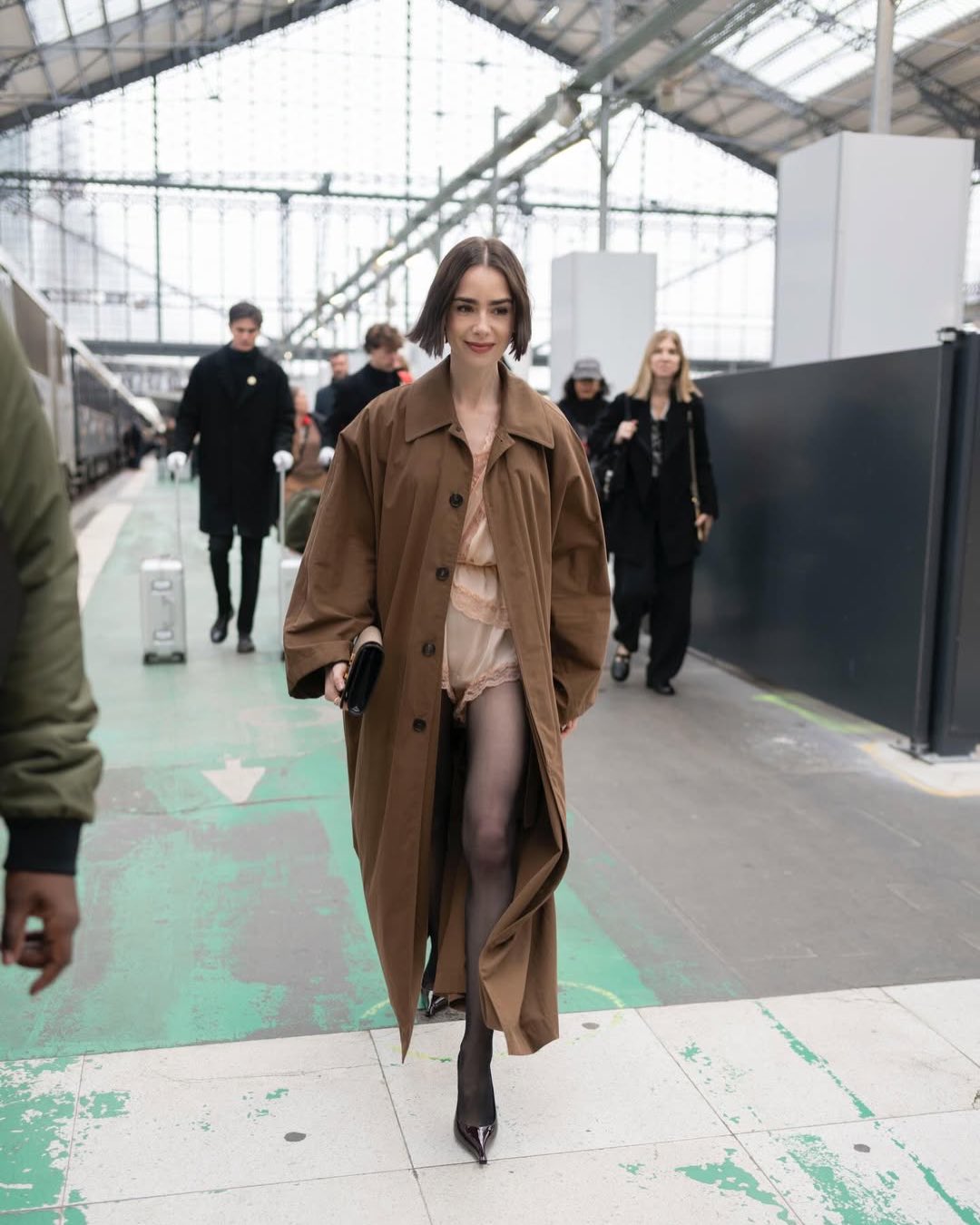 Lily Collins giúp Rosé không còn đơn độc, hóa ra dân châu Âu cũng ngứa mắt với trend đồ ngủ- Ảnh 3. Lily Collins giúp Rosé không còn đơn độc, hóa ra dân châu Âu cũng ngứa mắt với trend đồ ngủ- Ảnh 3.