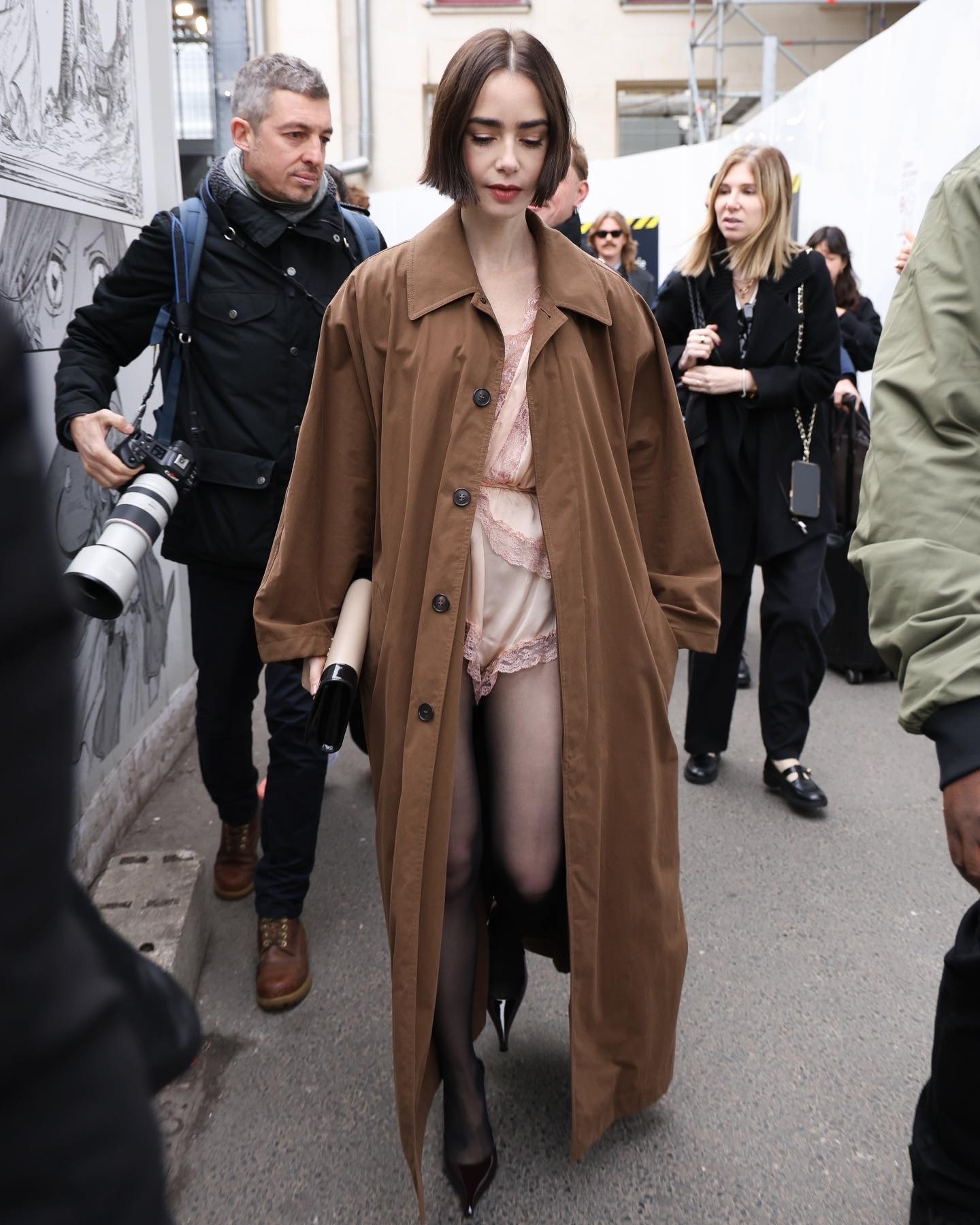 Lily Collins giúp Rosé không còn đơn độc, hóa ra dân châu Âu cũng ngứa mắt với trend đồ ngủ- Ảnh 4. Lily Collins giúp Rosé không còn đơn độc, hóa ra dân châu Âu cũng ngứa mắt với trend đồ ngủ- Ảnh 4.