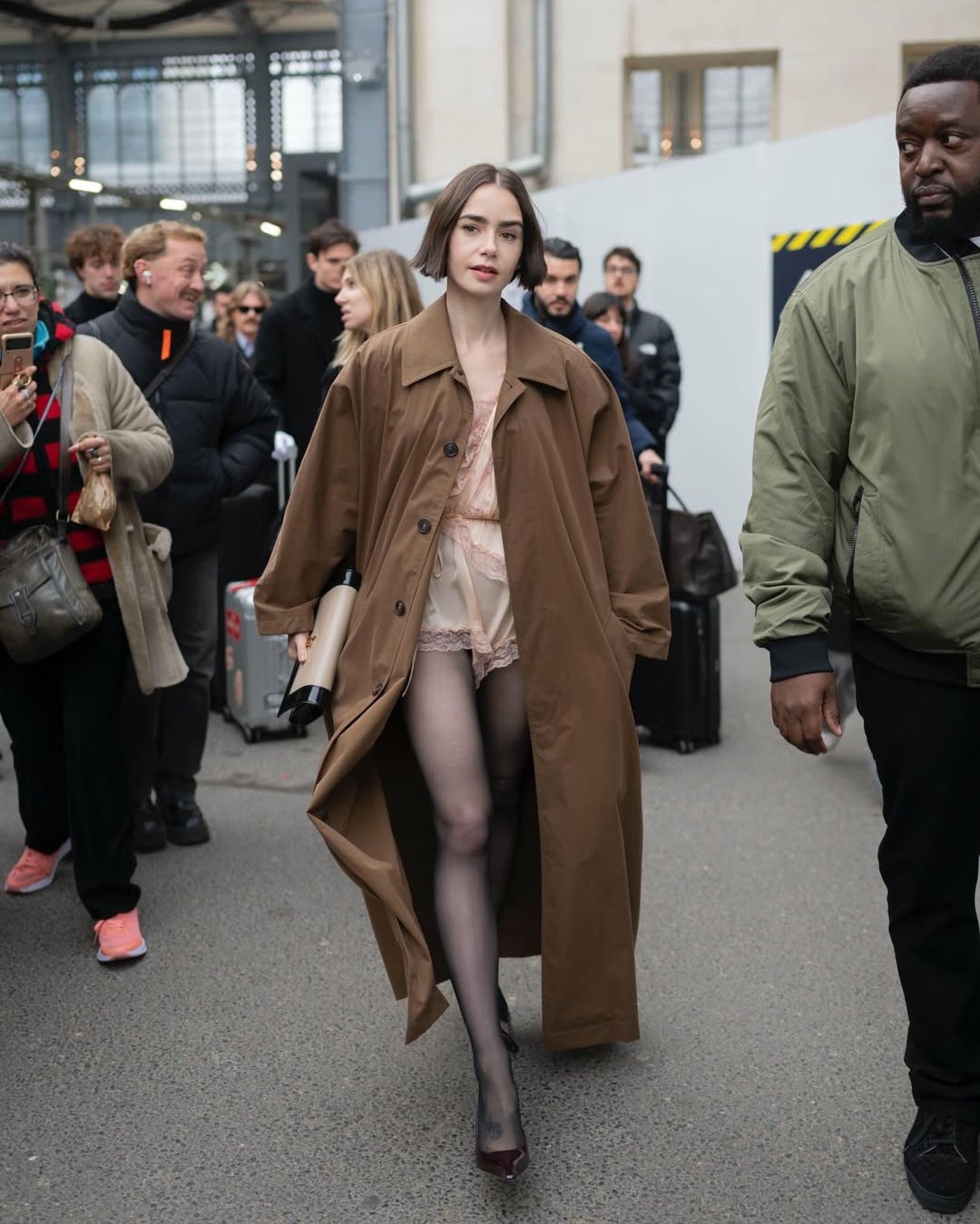 Lily Collins giúp Rosé không còn đơn độc, hóa ra dân châu Âu cũng ngứa mắt với trend đồ ngủ- Ảnh 2. Lily Collins giúp Rosé không còn đơn độc, hóa ra dân châu Âu cũng ngứa mắt với trend đồ ngủ- Ảnh 2.