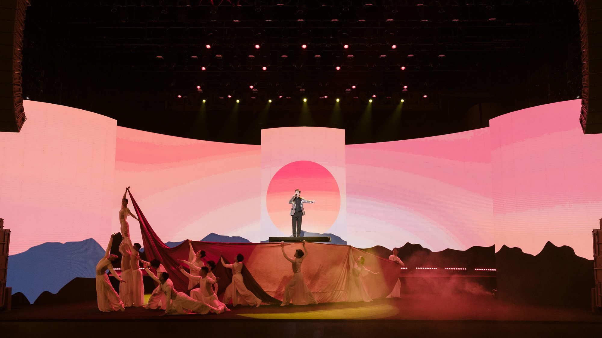 Giải thưởng H&agrave;nh động v&igrave; cộng đồng 2025: Khoảnh khắc x&uacute;c động tại Nh&agrave; h&aacute;t Hồ Gươm - Ảnh 12.