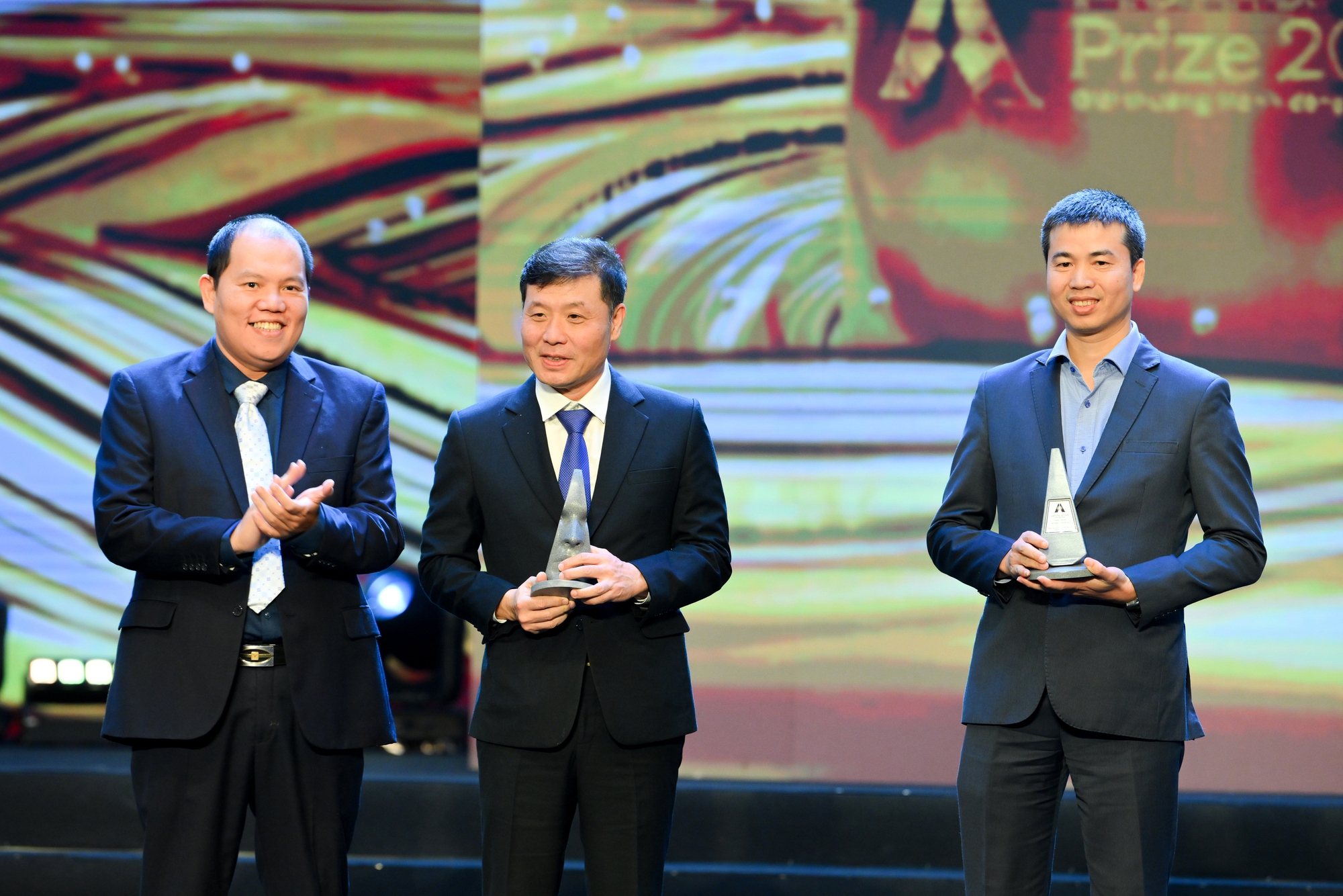 Giải thưởng H&agrave;nh động v&igrave; cộng đồng 2025: Khoảnh khắc x&uacute;c động tại Nh&agrave; h&aacute;t Hồ Gươm - Ảnh 4.