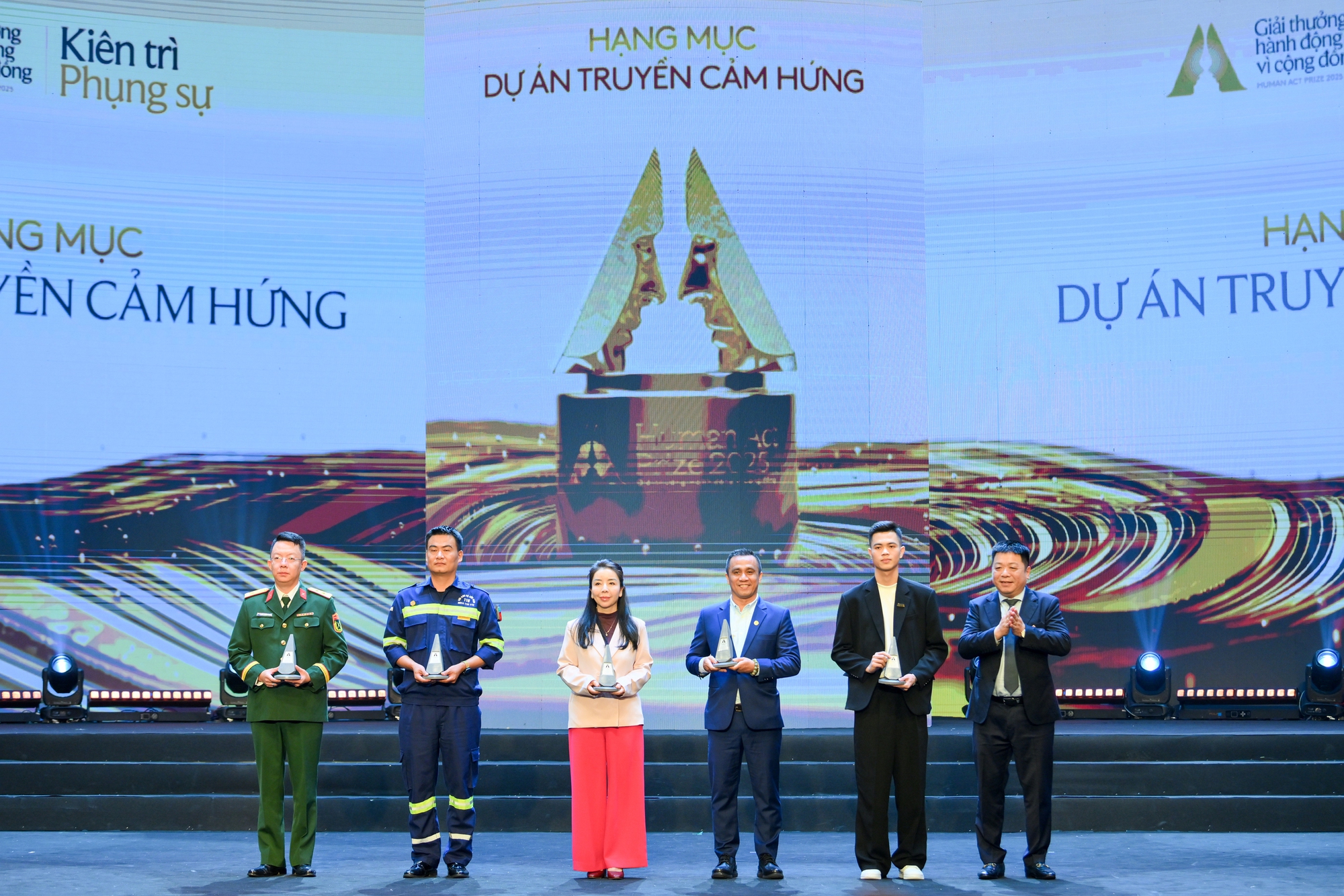 Giải thưởng H&agrave;nh động v&igrave; cộng đồng 2025: Khoảnh khắc x&uacute;c động tại Nh&agrave; h&aacute;t Hồ Gươm - Ảnh 6.