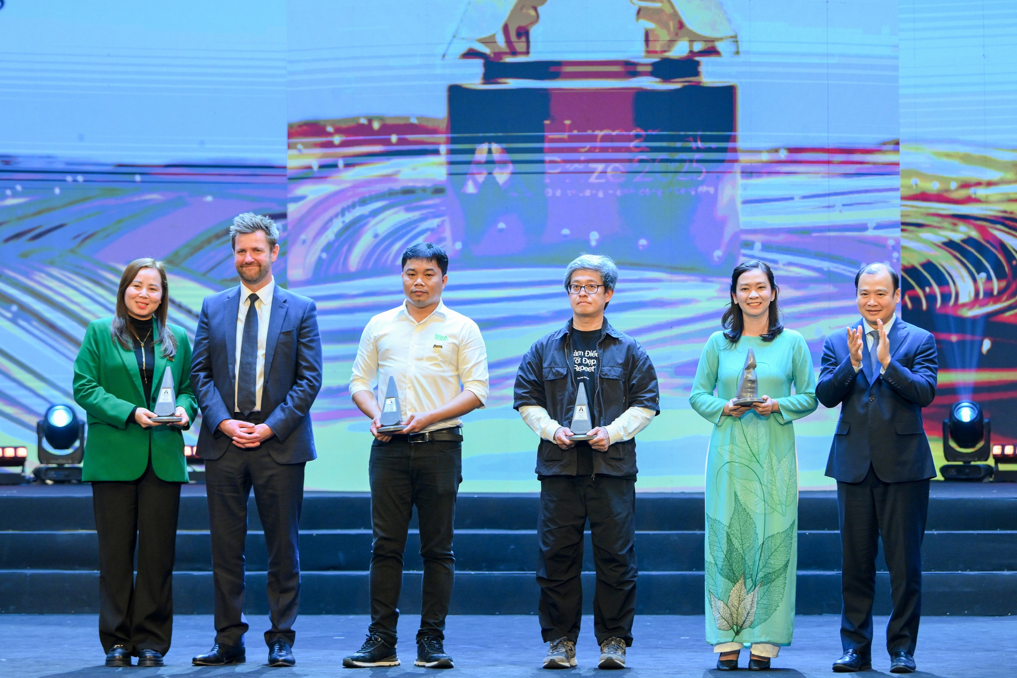 Giải thưởng H&agrave;nh động v&igrave; cộng đồng 2025: Khoảnh khắc x&uacute;c động tại Nh&agrave; h&aacute;t Hồ Gươm - Ảnh 7.