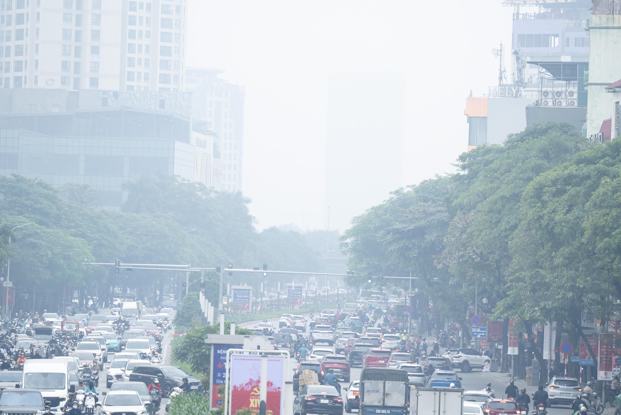 Kh&ocirc;ng kh&iacute; &ocirc; nhiễm bao tr&ugrave;m những ng&agrave;y cuối năm: H&agrave; Nội m&ugrave; mịt, TP.HCM tối sầm d&ugrave; đ&atilde; 8h s&aacute;ng- Ảnh 4.