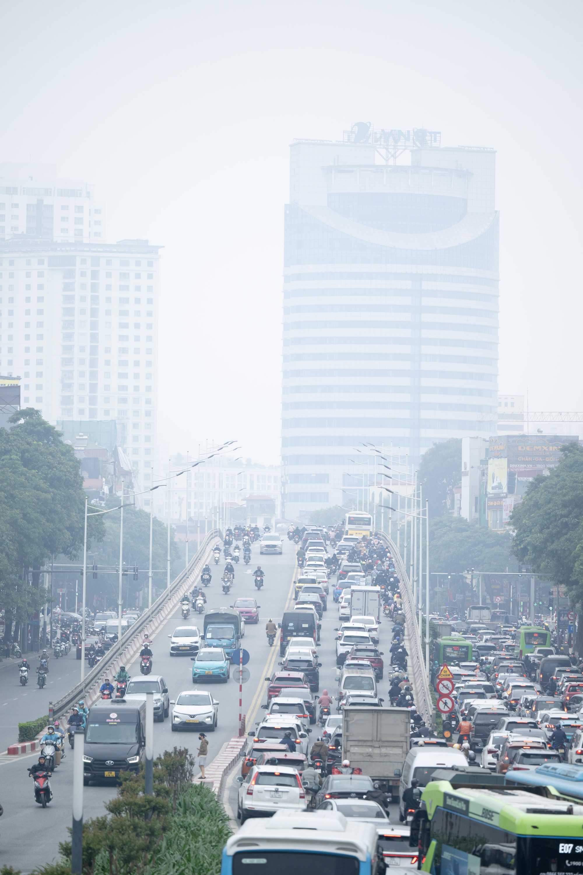 Kh&ocirc;ng kh&iacute; &ocirc; nhiễm bao tr&ugrave;m những ng&agrave;y cuối năm: H&agrave; Nội m&ugrave; mịt, TP.HCM tối sầm d&ugrave; đ&atilde; 8h s&aacute;ng- Ảnh 5.