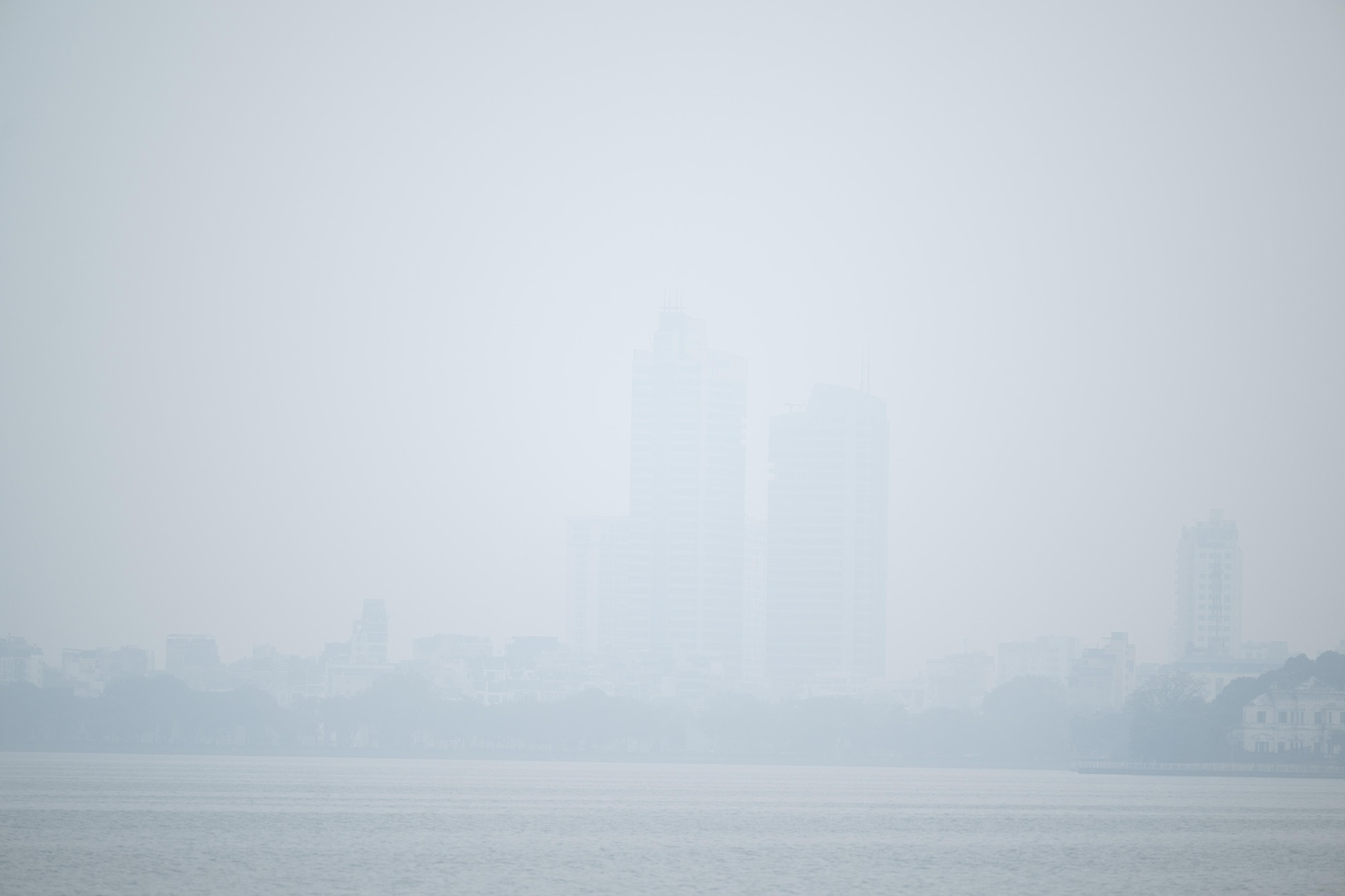 Kh&ocirc;ng kh&iacute; &ocirc; nhiễm bao tr&ugrave;m những ng&agrave;y cuối năm: H&agrave; Nội m&ugrave; mịt, TP.HCM tối sầm d&ugrave; đ&atilde; 8h s&aacute;ng- Ảnh 8.