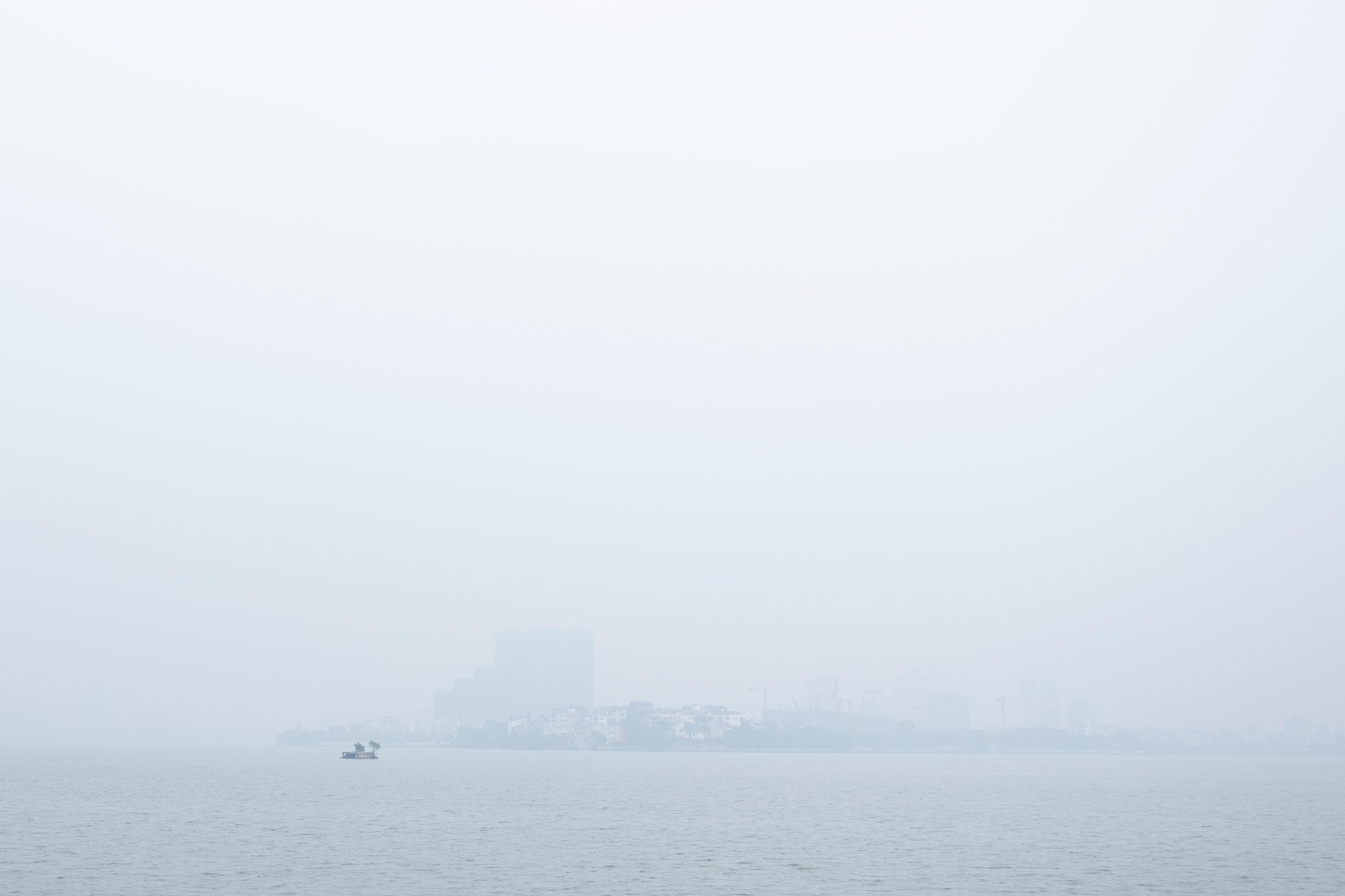 Kh&ocirc;ng kh&iacute; &ocirc; nhiễm bao tr&ugrave;m những ng&agrave;y cuối năm: H&agrave; Nội m&ugrave; mịt, TP.HCM tối sầm d&ugrave; đ&atilde; 8h s&aacute;ng- Ảnh 9.