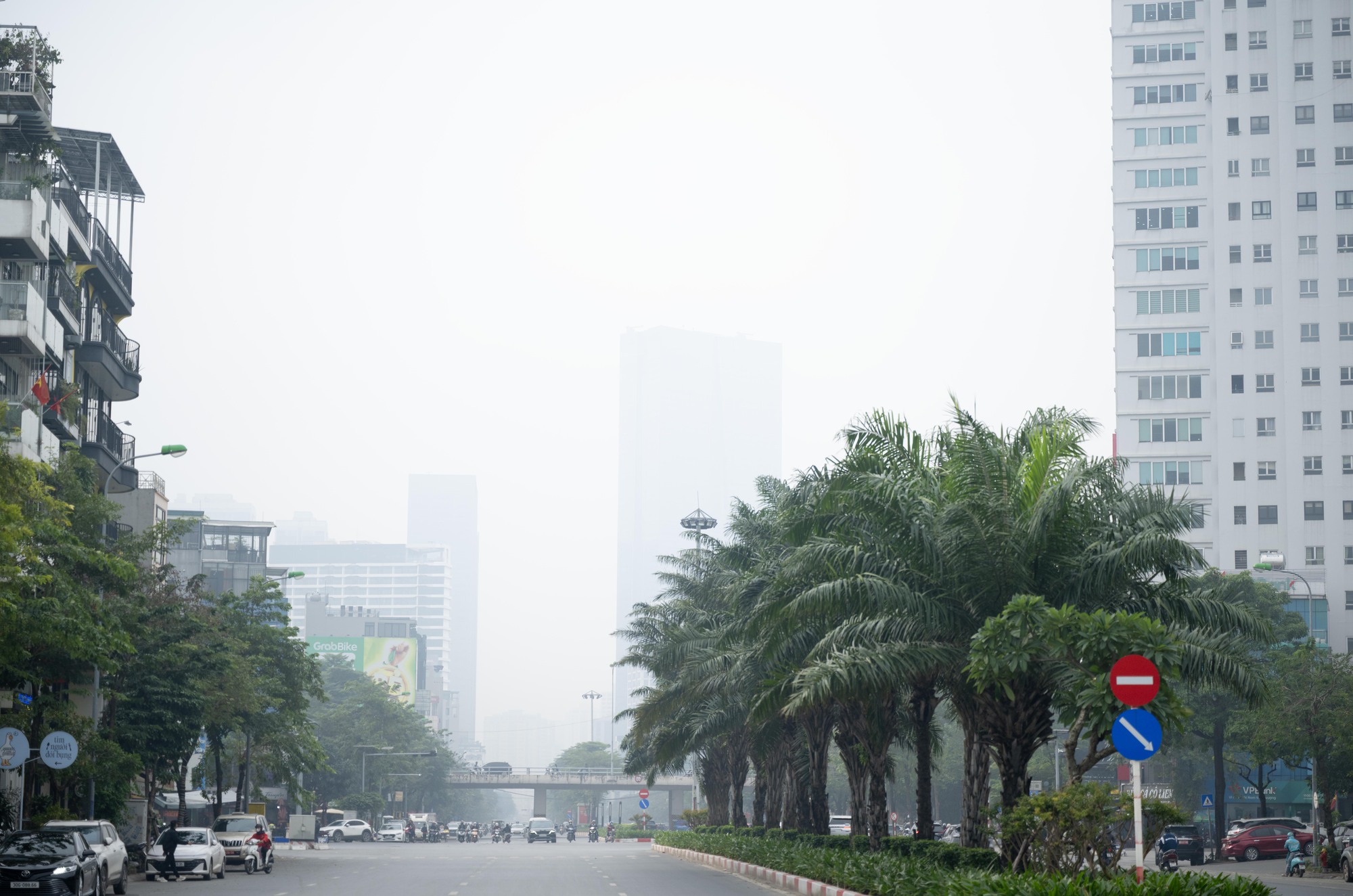 Kh&ocirc;ng kh&iacute; &ocirc; nhiễm bao tr&ugrave;m những ng&agrave;y cuối năm: H&agrave; Nội m&ugrave; mịt, TP.HCM tối sầm d&ugrave; đ&atilde; 8h s&aacute;ng- Ảnh 13.