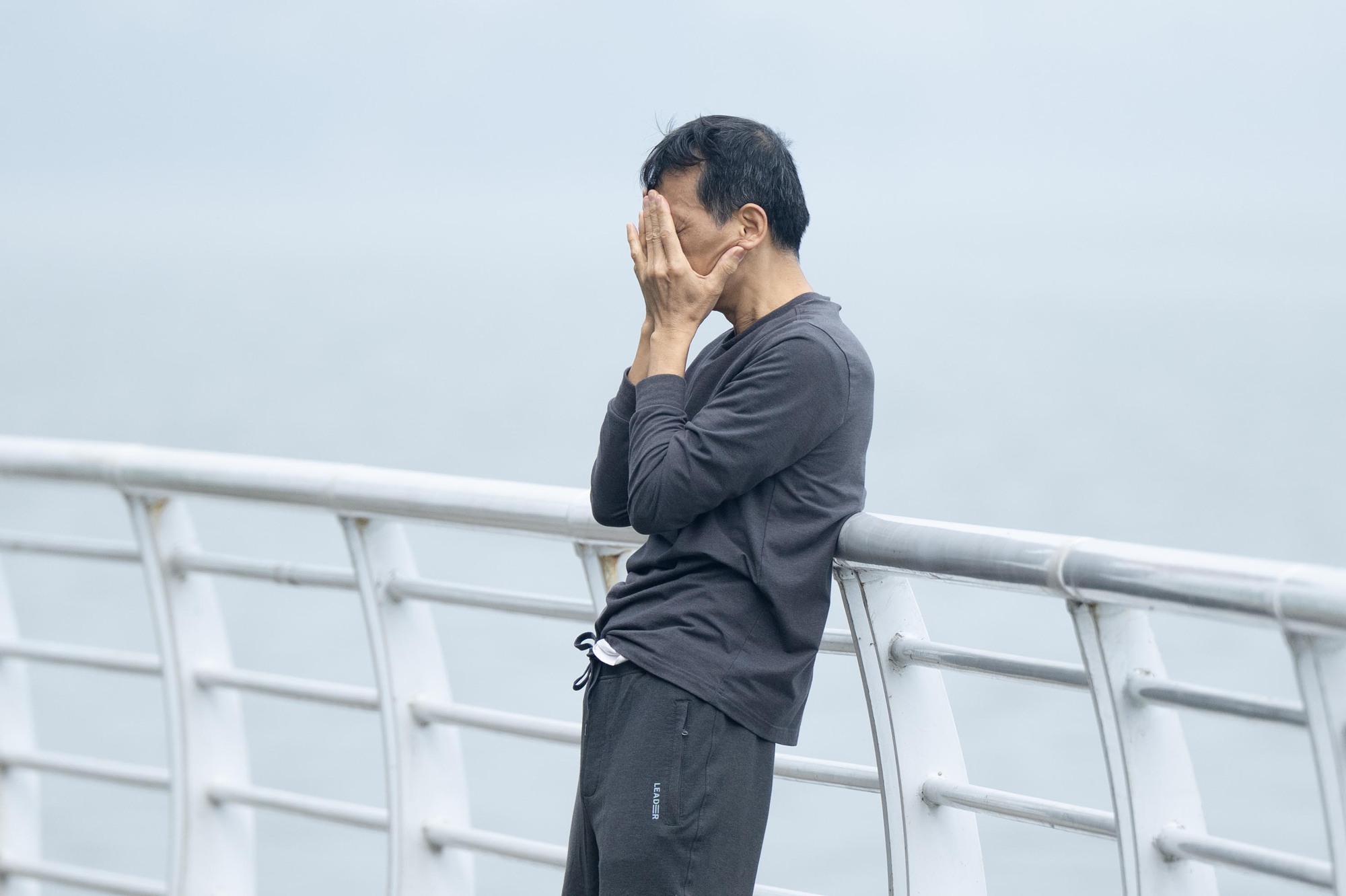 Kh&ocirc;ng kh&iacute; &ocirc; nhiễm bao tr&ugrave;m những ng&agrave;y cuối năm: H&agrave; Nội m&ugrave; mịt, TP.HCM tối sầm d&ugrave; đ&atilde; 8h s&aacute;ng- Ảnh 14.