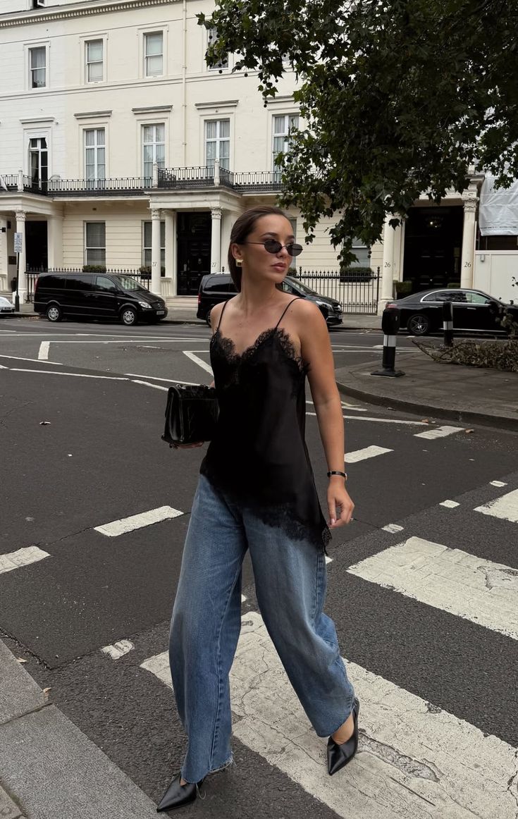 Lily Collins giúp Rosé không còn đơn độc, hóa ra dân châu Âu cũng ngứa mắt với trend đồ ngủ- Ảnh 14. Lily Collins giúp Rosé không còn đơn độc, hóa ra dân châu Âu cũng ngứa mắt với trend đồ ngủ- Ảnh 14.