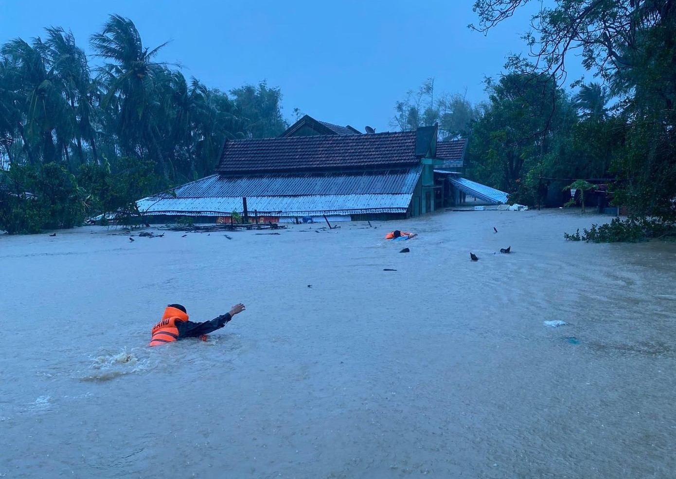 Bức tranh thi&ecirc;n tai khốc liệt năm 2025 qua những con số kỷ lục chưa từng ghi nhận: 419 người chết, cuốn tr&ocirc;i hơn 97.000 tỷ đồng- Ảnh 15.