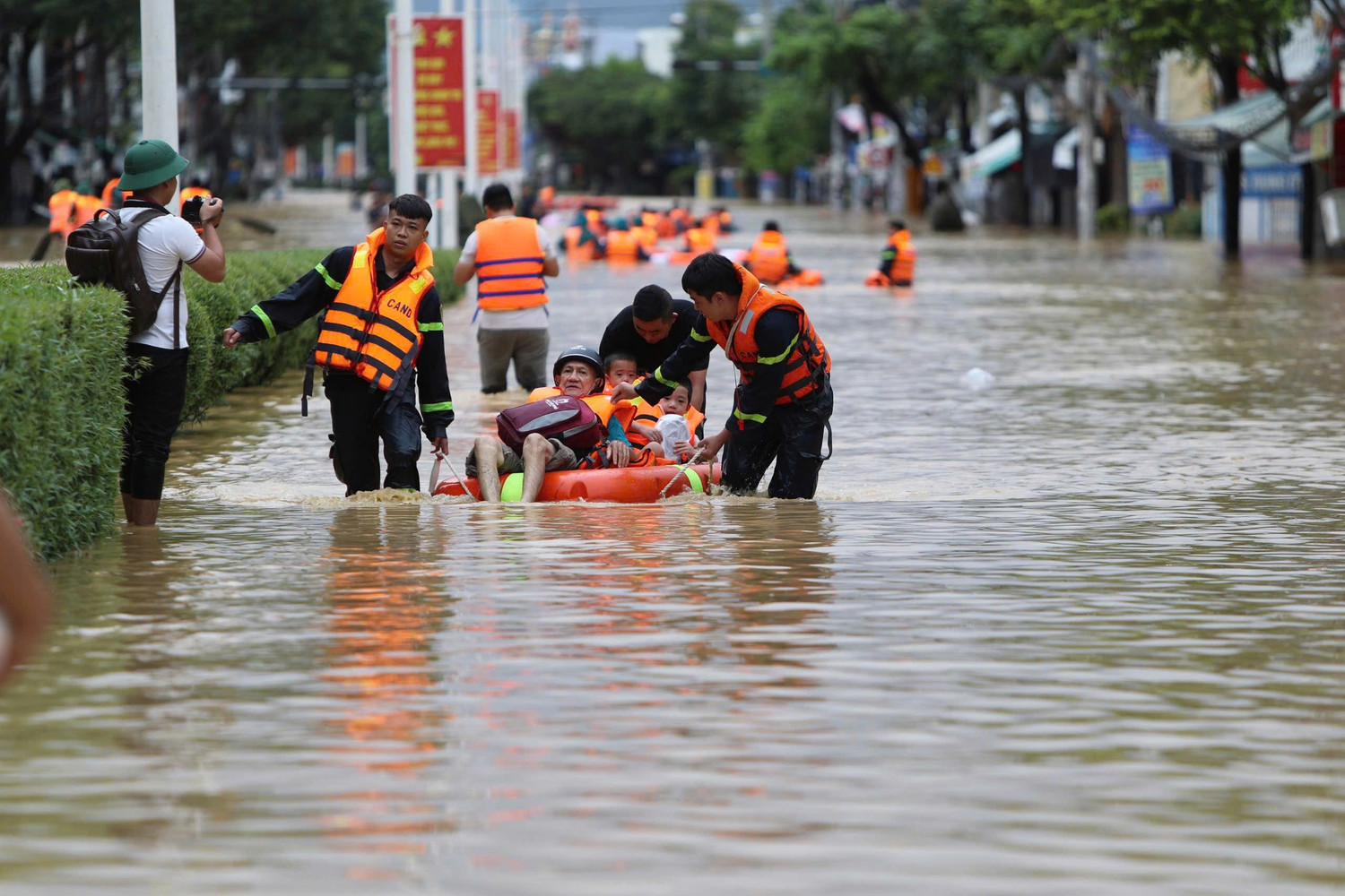 Bức tranh thi&ecirc;n tai khốc liệt năm 2025 qua những con số kỷ lục chưa từng ghi nhận: 419 người chết, cuốn tr&ocirc;i hơn 97.000 tỷ đồng- Ảnh 16.