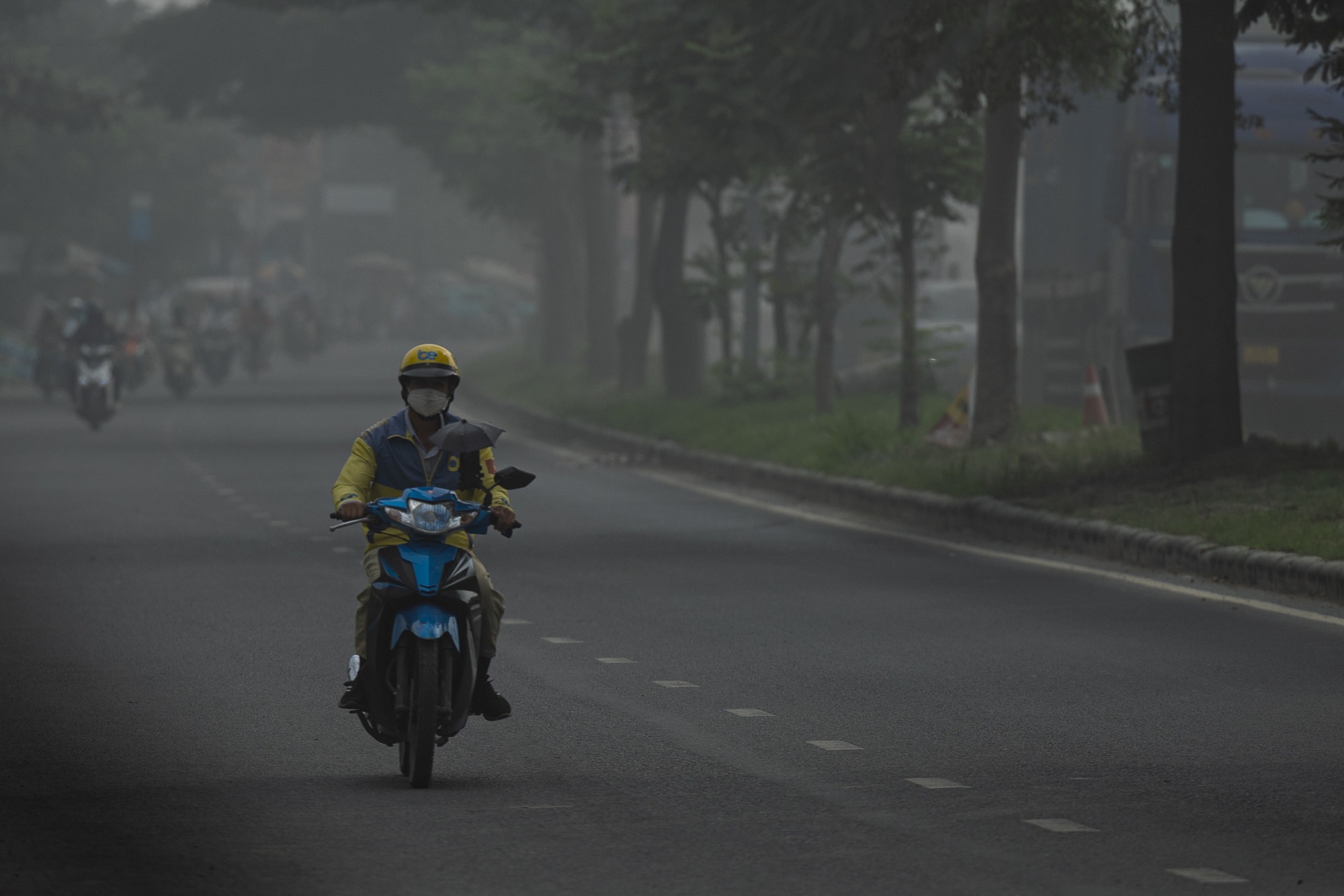 Kh&ocirc;ng kh&iacute; &ocirc; nhiễm bao tr&ugrave;m những ng&agrave;y cuối năm: H&agrave; Nội m&ugrave; mịt, TP.HCM tối sầm d&ugrave; đ&atilde; 8h s&aacute;ng- Ảnh 16.