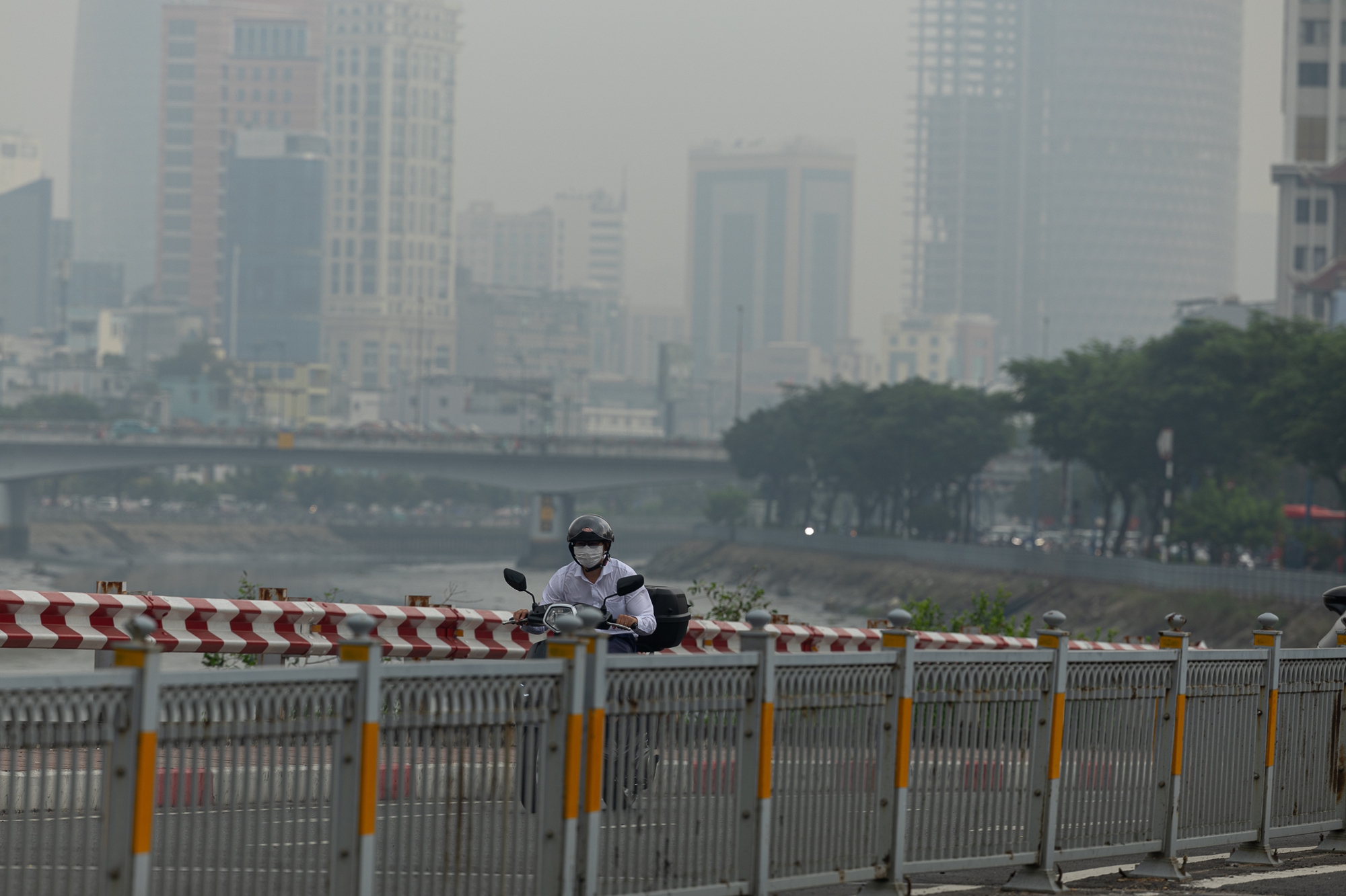 Kh&ocirc;ng kh&iacute; &ocirc; nhiễm bao tr&ugrave;m những ng&agrave;y cuối năm: H&agrave; Nội m&ugrave; mịt, TP.HCM tối sầm d&ugrave; đ&atilde; 8h s&aacute;ng- Ảnh 27.