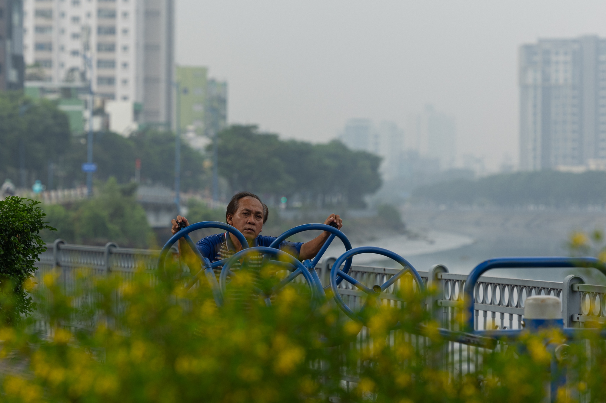 Kh&ocirc;ng kh&iacute; &ocirc; nhiễm bao tr&ugrave;m những ng&agrave;y cuối năm: H&agrave; Nội m&ugrave; mịt, TP.HCM tối sầm d&ugrave; đ&atilde; 8h s&aacute;ng- Ảnh 24.