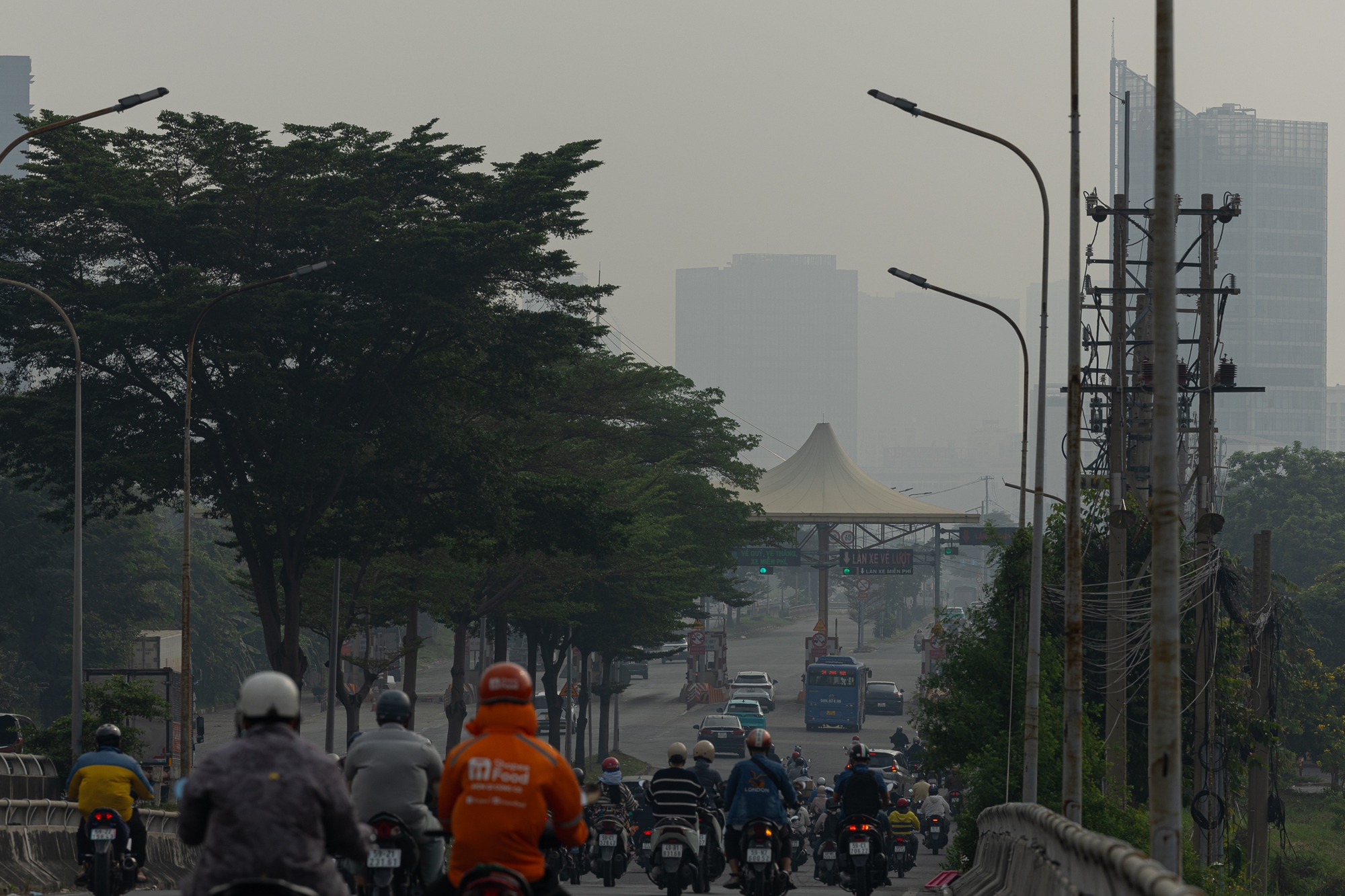 Kh&ocirc;ng kh&iacute; &ocirc; nhiễm bao tr&ugrave;m những ng&agrave;y cuối năm: H&agrave; Nội m&ugrave; mịt, TP.HCM tối sầm d&ugrave; đ&atilde; 8h s&aacute;ng- Ảnh 19.