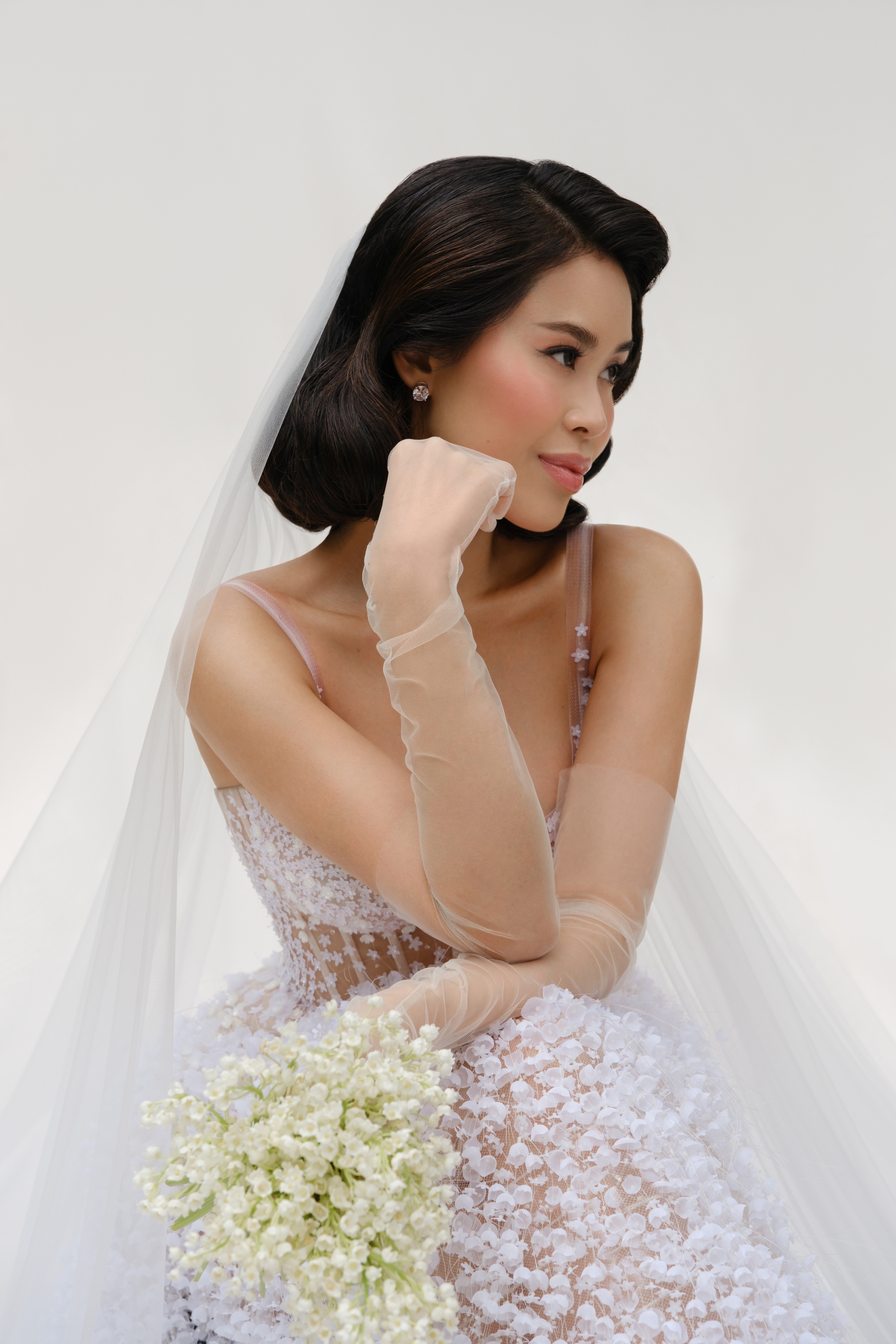 C&ocirc; d&acirc;u Ti&ecirc;n Nguyễn mặc v&aacute;y cưới đ&iacute;nh kết 15.000 b&ocirc;ng hoa linh lan tr&ecirc;n b&igrave;a tạp ch&iacute; Elle danh tiếng- Ảnh 3.