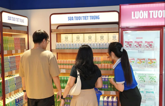 Giải mã “4 chốt chặn” giúp Vinamilk Green Farm A2 trở thành sữa tươi đầu tiên tại Châu Á đạt Clean Label Project khắt khe hơn FDA - Ảnh 2. Giải mã “4 chốt chặn” giúp Vinamilk Green Farm A2 trở thành sữa tươi đầu tiên tại Châu Á đạt Clean Label Project khắt khe hơn FDA - Ảnh 2.