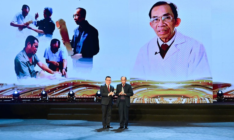 Giải thưởng H&agrave;nh động v&igrave; cộng đồng 2025: Khoảnh khắc x&uacute;c động tại Nh&agrave; h&aacute;t Hồ Gươm - Ảnh 9.