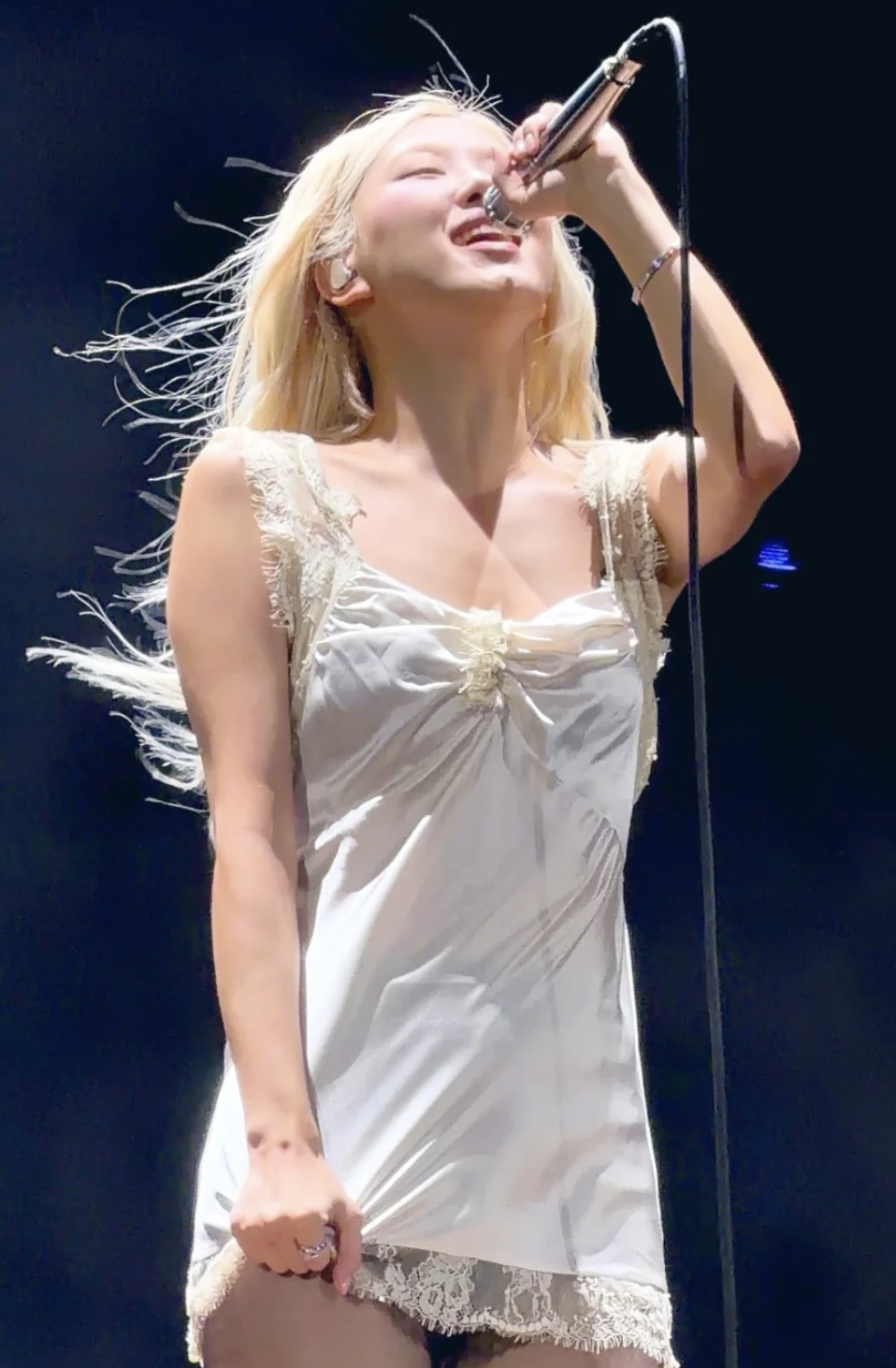 Lily Collins giúp Rosé không còn đơn độc, hóa ra dân châu Âu cũng ngứa mắt với trend đồ ngủ- Ảnh 9. Lily Collins giúp Rosé không còn đơn độc, hóa ra dân châu Âu cũng ngứa mắt với trend đồ ngủ- Ảnh 9.