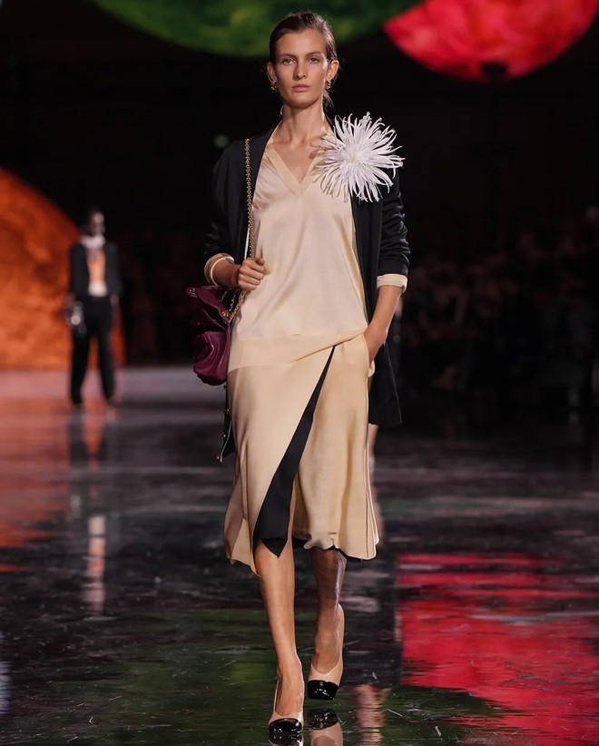 Lily Collins giúp Rosé không còn đơn độc, hóa ra dân châu Âu cũng ngứa mắt với trend đồ ngủ- Ảnh 11. Lily Collins giúp Rosé không còn đơn độc, hóa ra dân châu Âu cũng ngứa mắt với trend đồ ngủ- Ảnh 11.