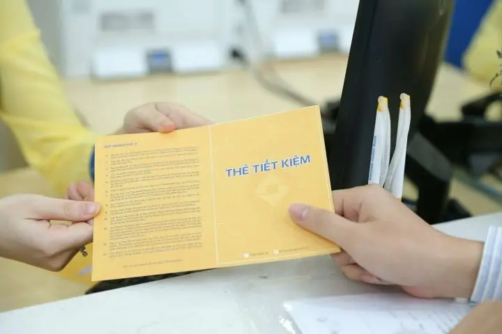 Kh&ocirc;ng phải t&agrave;i khoản n&agrave;o cũng an to&agrave;n: 4 loại sổ tiết kiệm người lớn tuổi n&ecirc;n tr&aacute;nh để kh&ocirc;ng mất tiền oan - Ảnh 3.