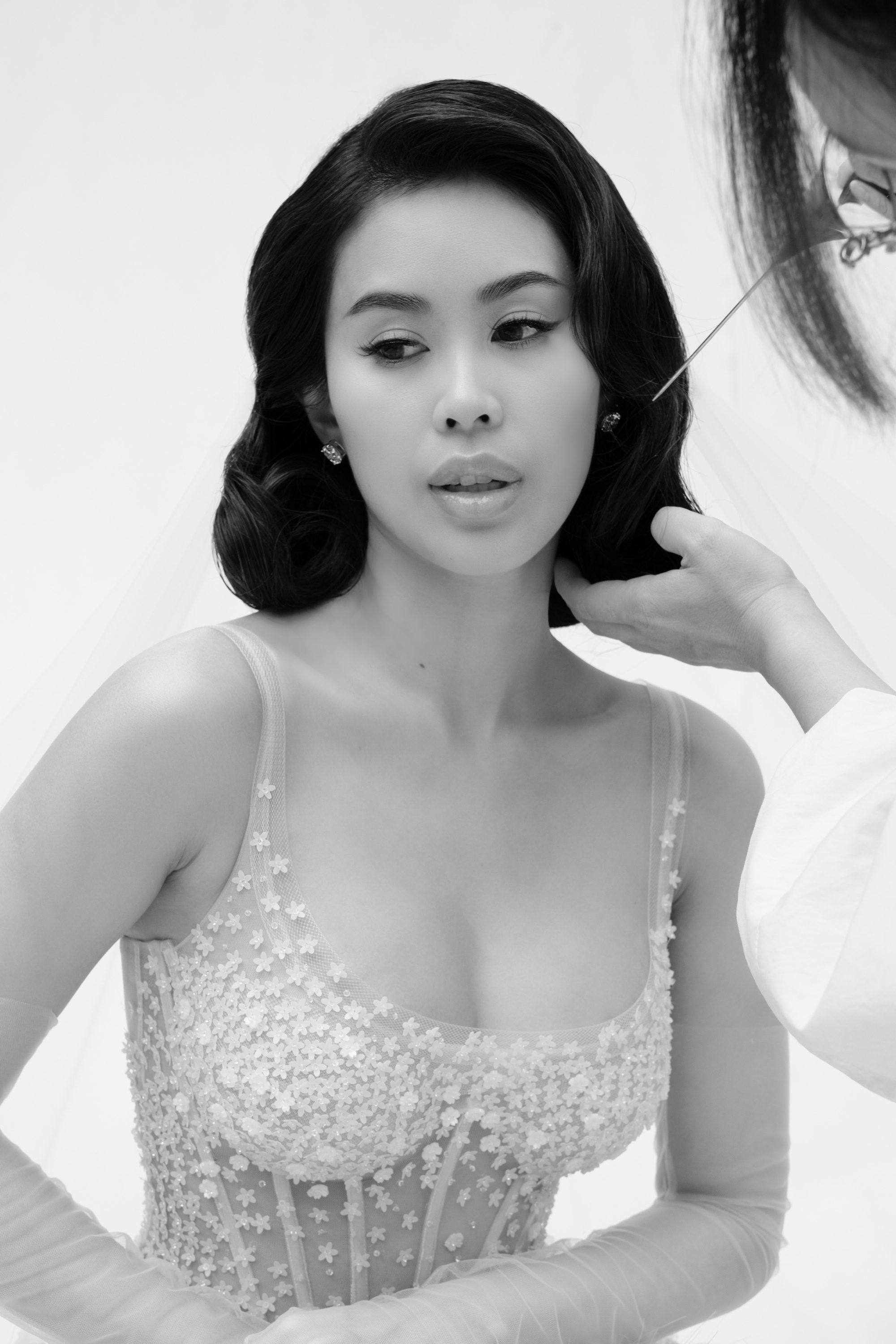 C&ocirc; d&acirc;u Ti&ecirc;n Nguyễn mặc v&aacute;y cưới đ&iacute;nh kết 15.000 b&ocirc;ng hoa linh lan tr&ecirc;n b&igrave;a tạp ch&iacute; Elle danh tiếng- Ảnh 4.