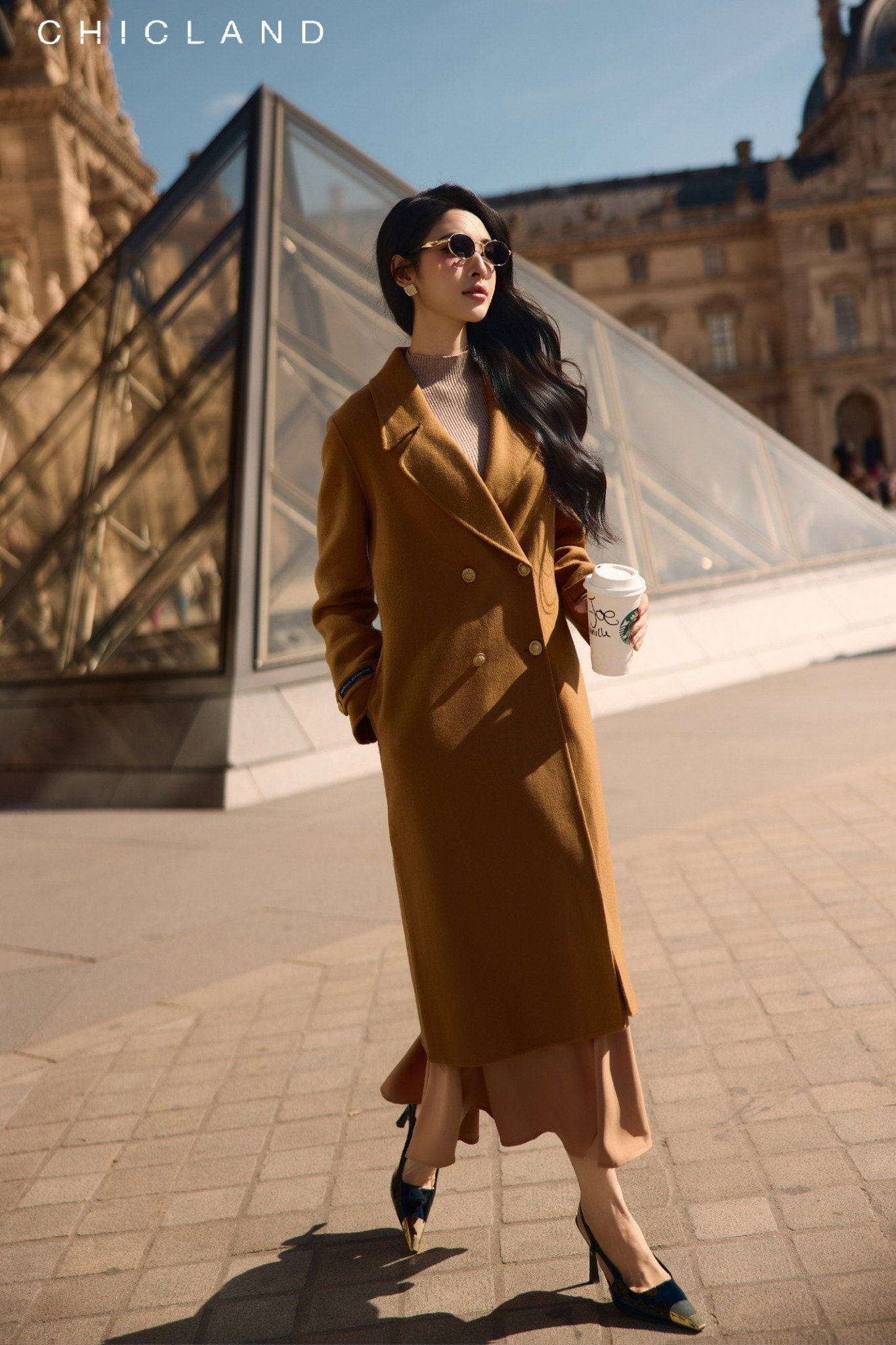 Đ&ocirc;ng n&agrave;y diện &aacute;o kho&aacute;c d&agrave;i v&agrave; quần: Phong c&aacute;ch đẳng cấp cho người phụ nữ th&agrave;nh đạt - Ảnh 19.