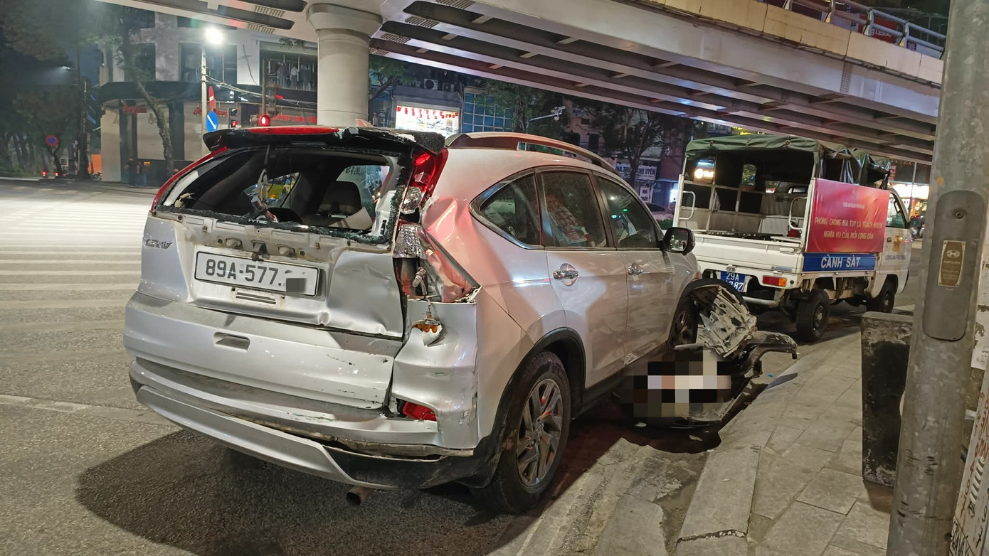 H&agrave; Nội: &Ocirc; t&ocirc; con biến dạng sau va chạm li&ecirc;n ho&agrave;n tr&ecirc;n đường L&aacute;ng - Ảnh 2.