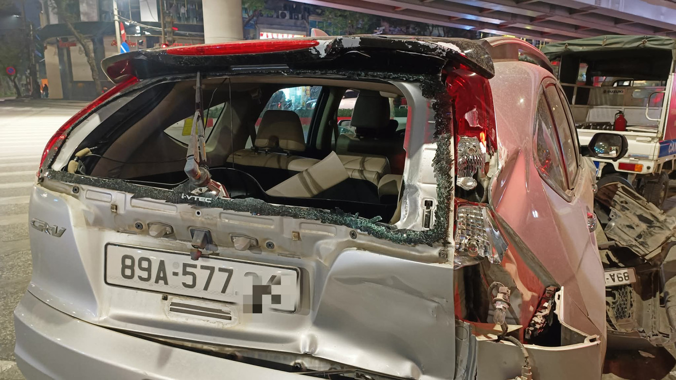 H&agrave; Nội: &Ocirc; t&ocirc; con biến dạng sau va chạm li&ecirc;n ho&agrave;n tr&ecirc;n đường L&aacute;ng - Ảnh 3.