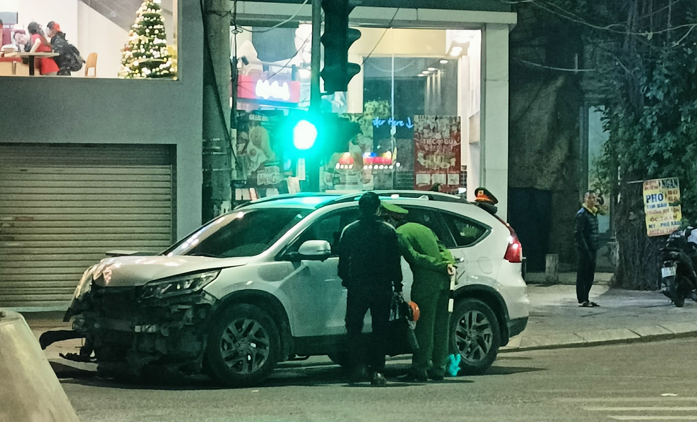 H&agrave; Nội: &Ocirc; t&ocirc; con biến dạng sau va chạm li&ecirc;n ho&agrave;n tr&ecirc;n đường L&aacute;ng - Ảnh 5.