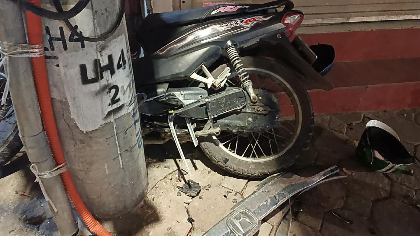 H&agrave; Nội: &Ocirc; t&ocirc; con biến dạng sau va chạm li&ecirc;n ho&agrave;n tr&ecirc;n đường L&aacute;ng - Ảnh 7.