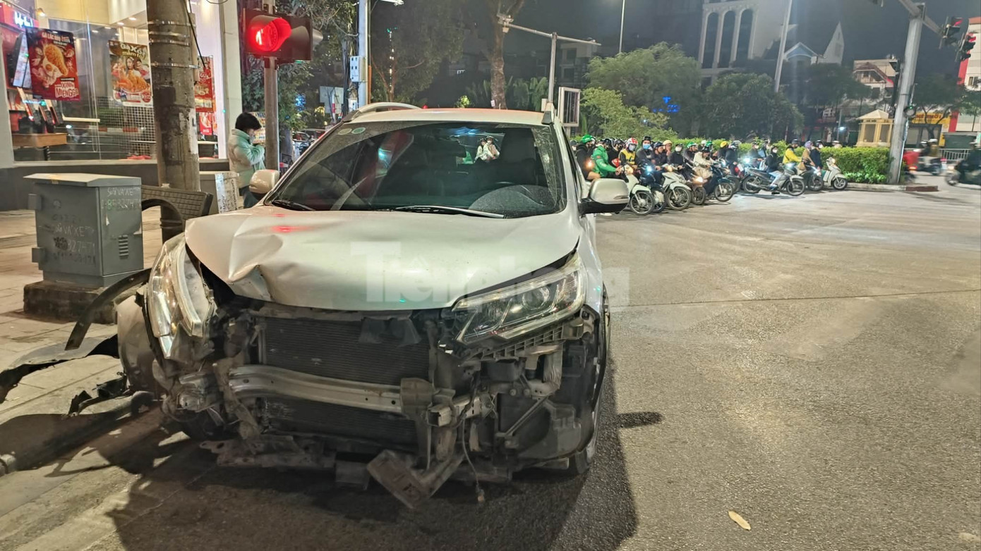 H&agrave; Nội: &Ocirc; t&ocirc; con biến dạng sau va chạm li&ecirc;n ho&agrave;n tr&ecirc;n đường L&aacute;ng - Ảnh 1.