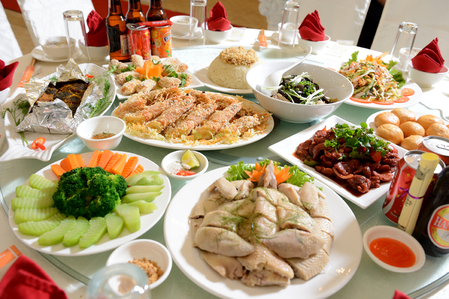 Đ&aacute;m cưới bạn cũ, t&ocirc;i bị xếp ngồi b&agrave;n xa nhất, đến l&uacute;c ra về mới biết m&igrave;nh l&agrave; người 