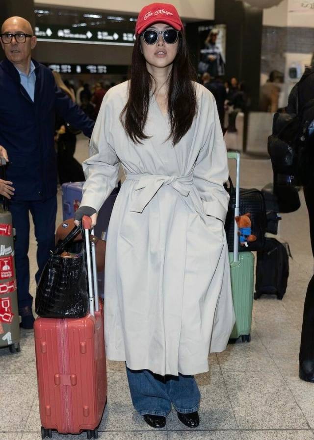 Đ&ocirc;ng n&agrave;y diện &aacute;o kho&aacute;c d&agrave;i v&agrave; quần: Phong c&aacute;ch đẳng cấp cho người phụ nữ th&agrave;nh đạt - Ảnh 12.