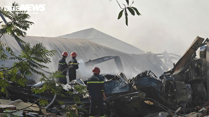 Ch&aacute;y lớn tại C&ocirc;ng ty cổ phần c&ocirc;ng nghiệp Quảng An ở Bắc Ninh , nhiều tiếng nổ vang - Ảnh 4.
