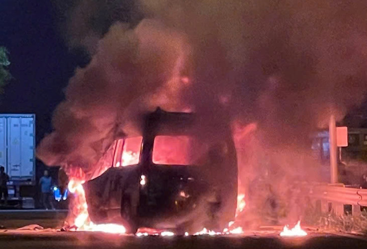 Nguy&ecirc;n nh&acirc;n xe cứu thương t&ocirc;ng &ocirc; t&ocirc; đầu k&eacute;o , 3 người tử vong trong vụ ch&aacute;y - Ảnh 1.