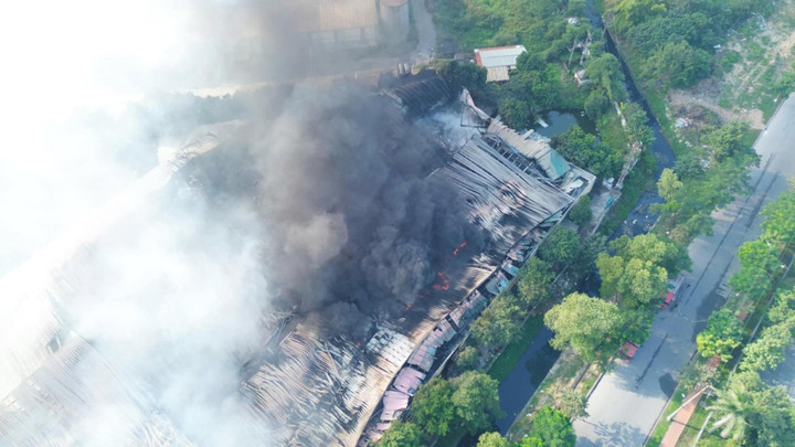 Ch&aacute;y lớn tại C&ocirc;ng ty cổ phần c&ocirc;ng nghiệp Quảng An ở Bắc Ninh , nhiều tiếng nổ vang - Ảnh 3.