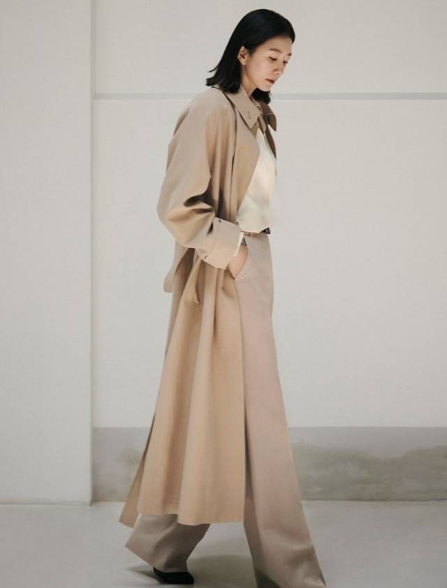 Đ&ocirc;ng n&agrave;y diện &aacute;o kho&aacute;c d&agrave;i v&agrave; quần: Phong c&aacute;ch đẳng cấp cho người phụ nữ th&agrave;nh đạt - Ảnh 6.