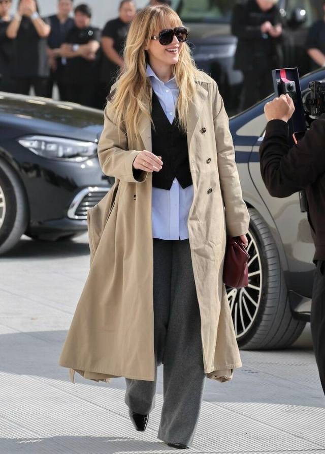 Đ&ocirc;ng n&agrave;y diện &aacute;o kho&aacute;c d&agrave;i v&agrave; quần: Phong c&aacute;ch đẳng cấp cho người phụ nữ th&agrave;nh đạt - Ảnh 13.