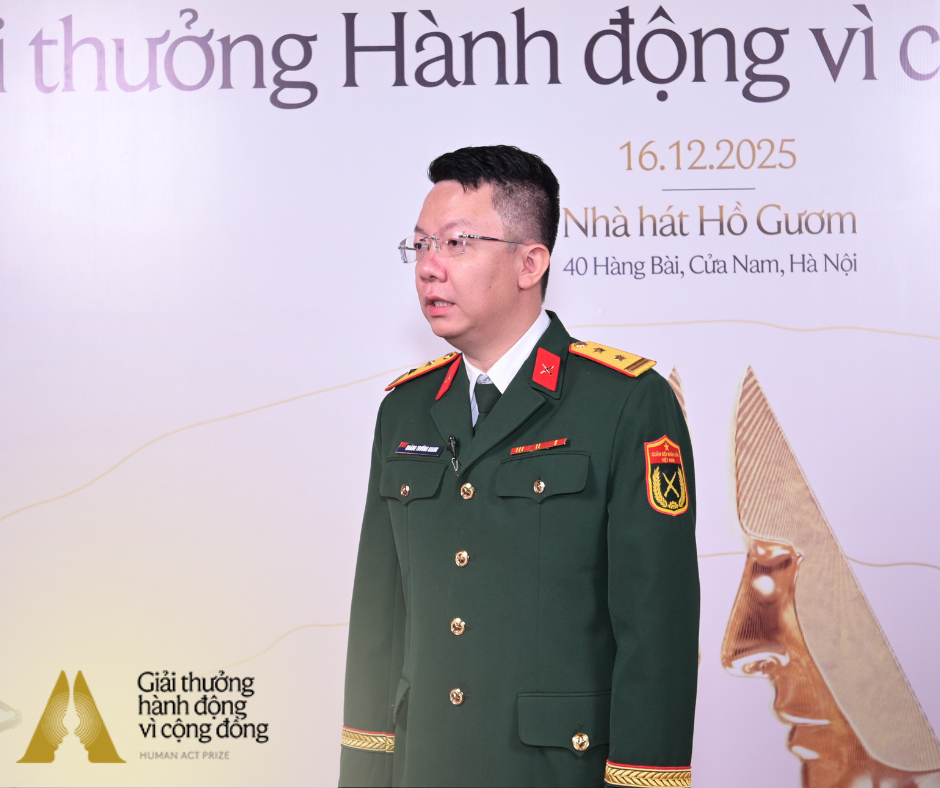 Trung tá Hoàng Trường Giang nhận giải Human Act Prize 2025 nhờ những Hành động thiện nguyện bền bỉ - Ảnh 1. Trung tá Hoàng Trường Giang nhận giải Human Act Prize 2025 nhờ những Hành động thiện nguyện bền bỉ - Ảnh 1.