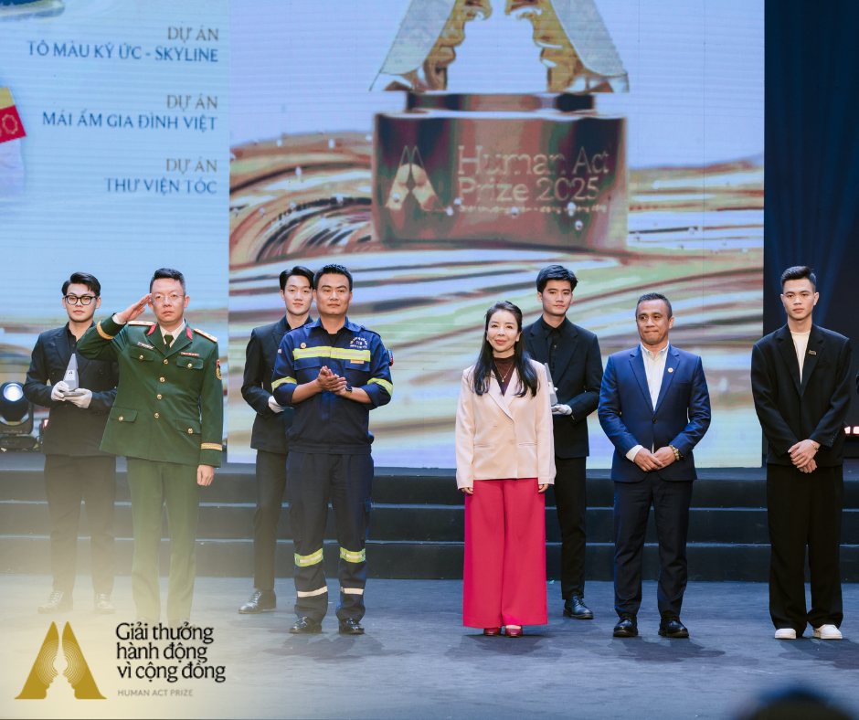 Trung tá Hoàng Trường Giang nhận giải Human Act Prize 2025 nhờ những Hành động thiện nguyện bền bỉ - Ảnh 2. Trung tá Hoàng Trường Giang nhận giải Human Act Prize 2025 nhờ những Hành động thiện nguyện bền bỉ - Ảnh 2.