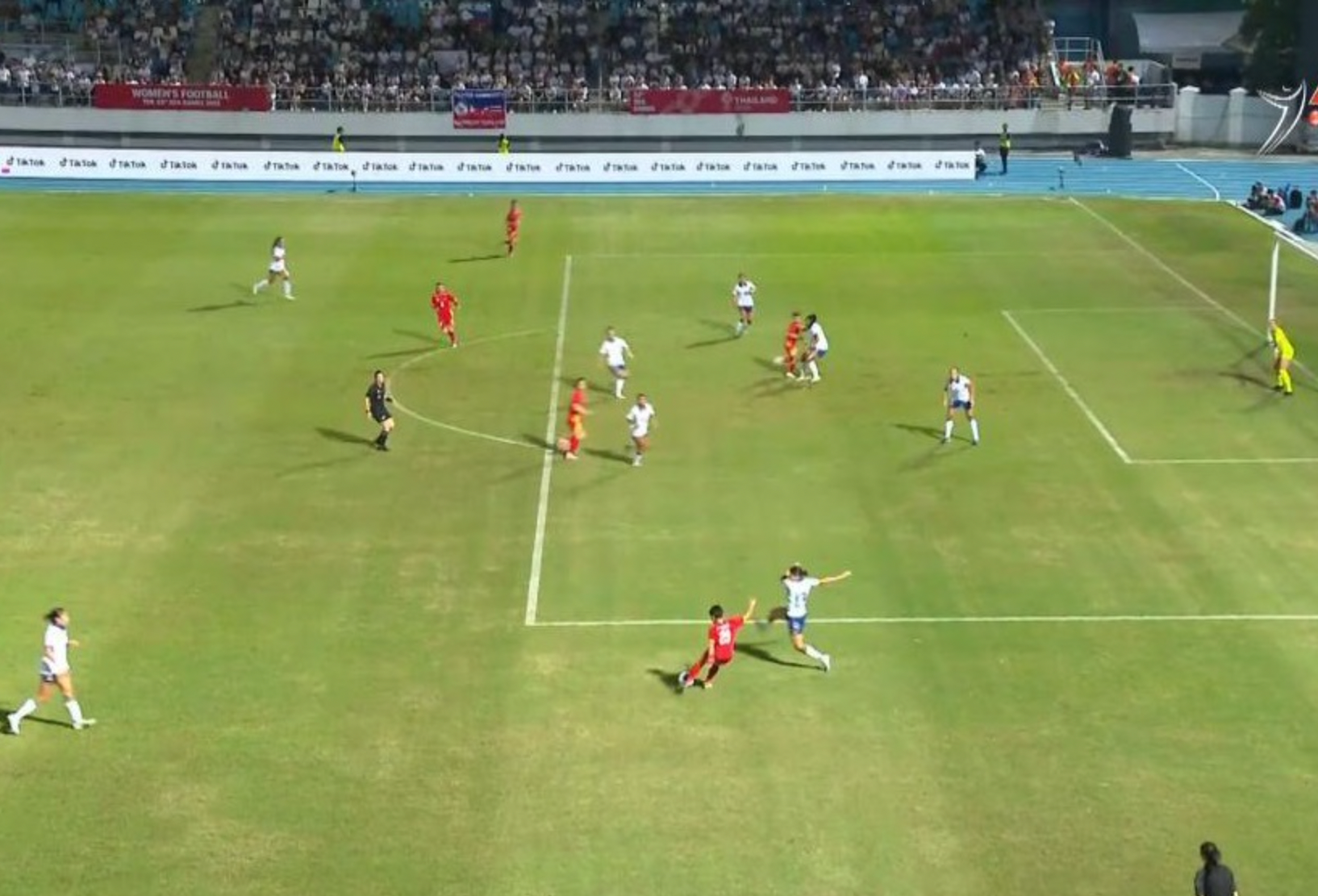 Tình trạng trọng tài Lào khiến đt nữ Việt Nam mất oan bàn thắng ở SEA Games 33 - Ảnh 1. Tình trạng trọng tài Lào khiến đt nữ Việt Nam mất oan bàn thắng ở SEA Games 33 - Ảnh 1.